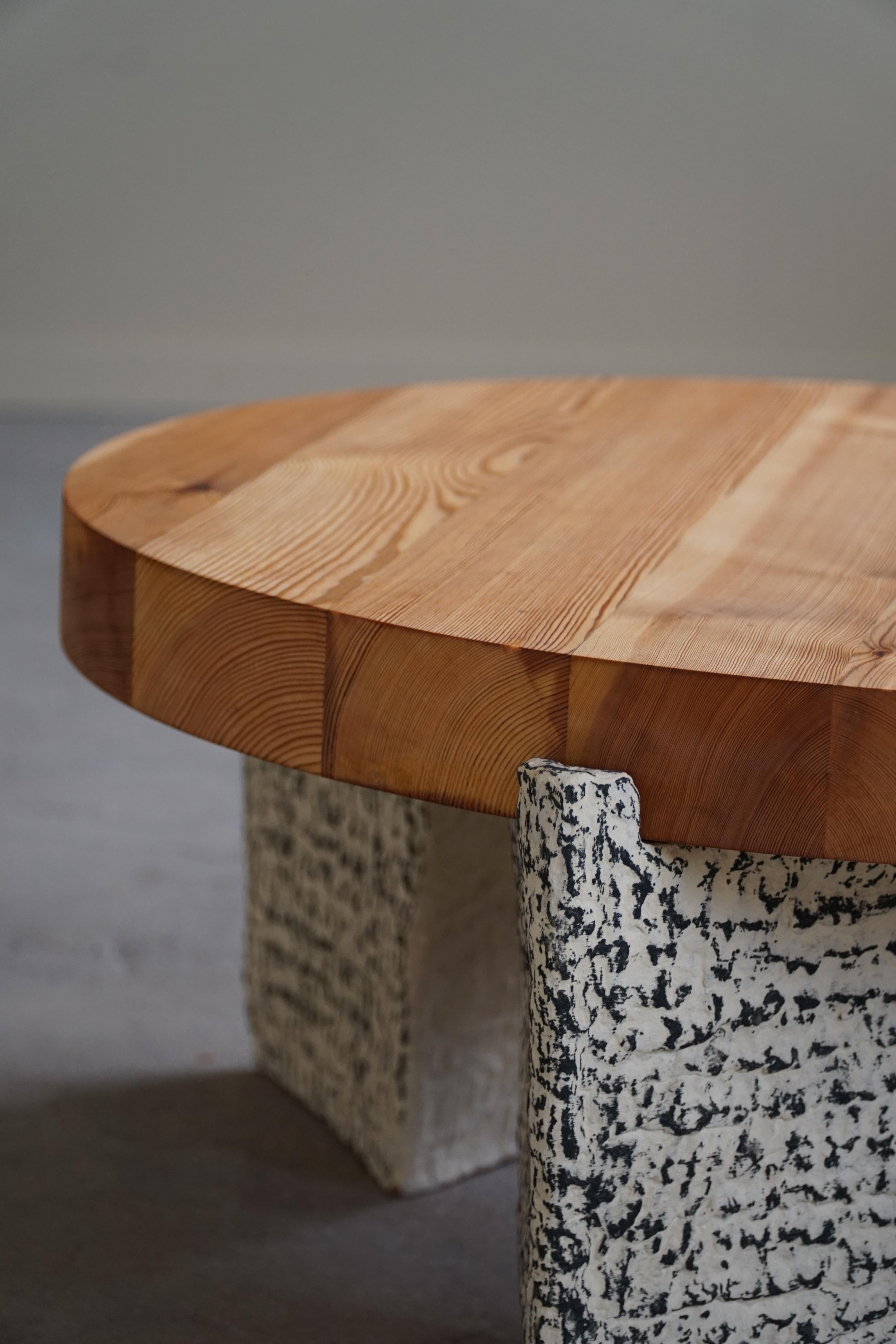Runder Tisch von eliaselias x Ole Victor, Keramik und Kiefernholz, dänisches Design, 2023 im Angebot 3