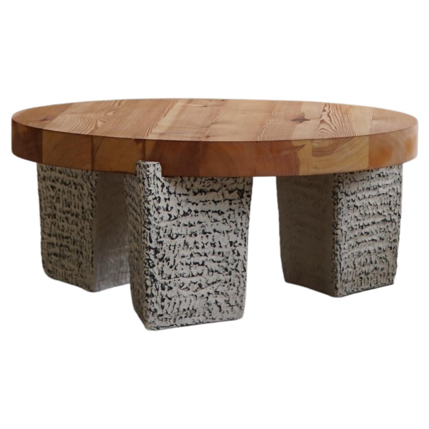 Runder Tisch von eliaselias x Ole Victor, Keramik und Kiefernholz, dänisches Design, 2023