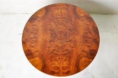 Table ronde en placage de noyer