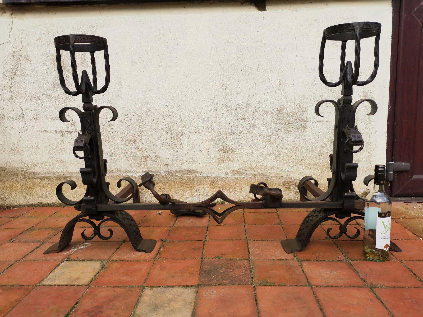 Roy Designer/Macher und Metallbaumeister aus Frankreich. 
Ein hochwertiges, handgeschmiedetes Eisenset mit Feuerhunden im gotischen Revival-Stil und passenden Feuerwerkzeugen. Die Feuerhunde mit runder Laterne Stil Details zu den writhen Tops mit