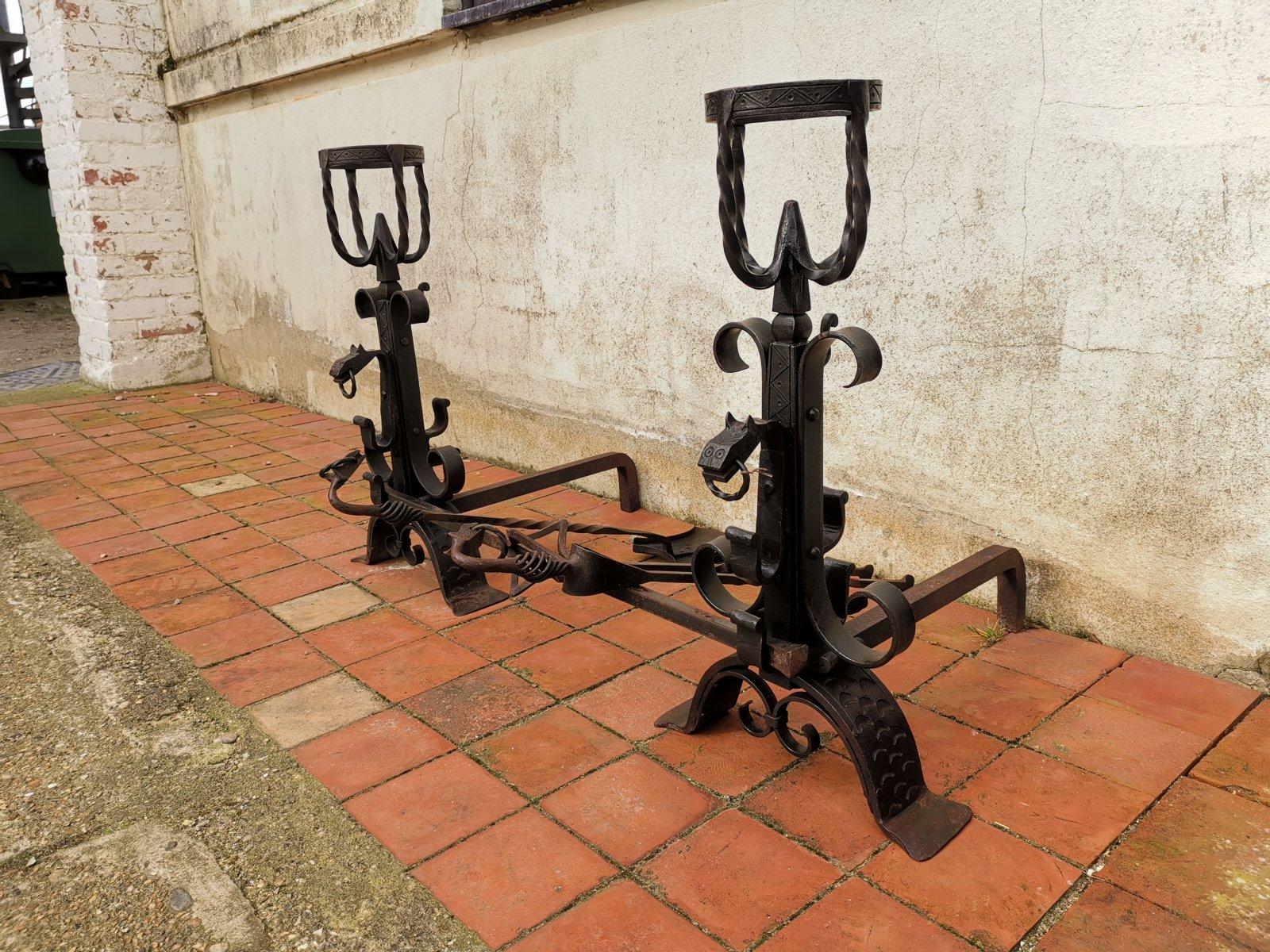 Set aus Schmiedeeisen-Feuerhunden und passenden Feuerwerkzeugen, Frankreich, Roy Metalworker. (Französisch) im Angebot