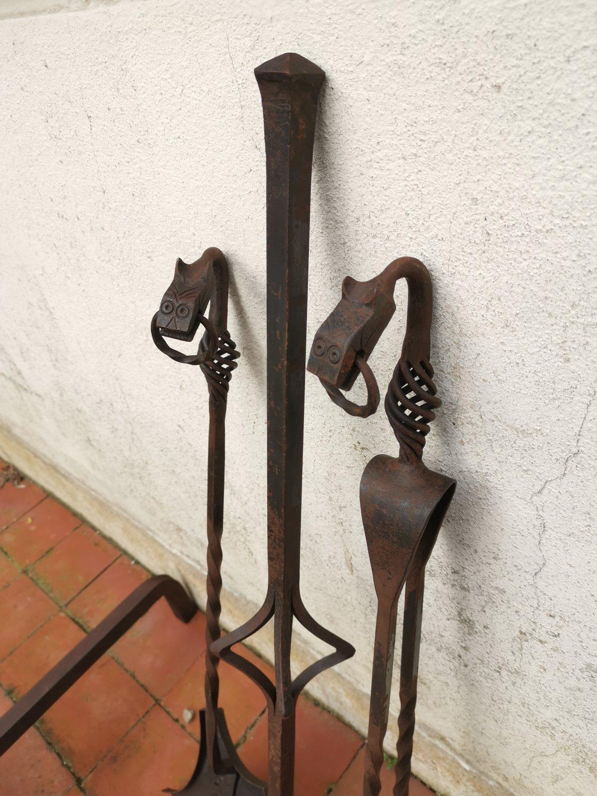 Set aus Schmiedeeisen-Feuerhunden und passenden Feuerwerkzeugen, Frankreich, Roy Metalworker. im Angebot 1
