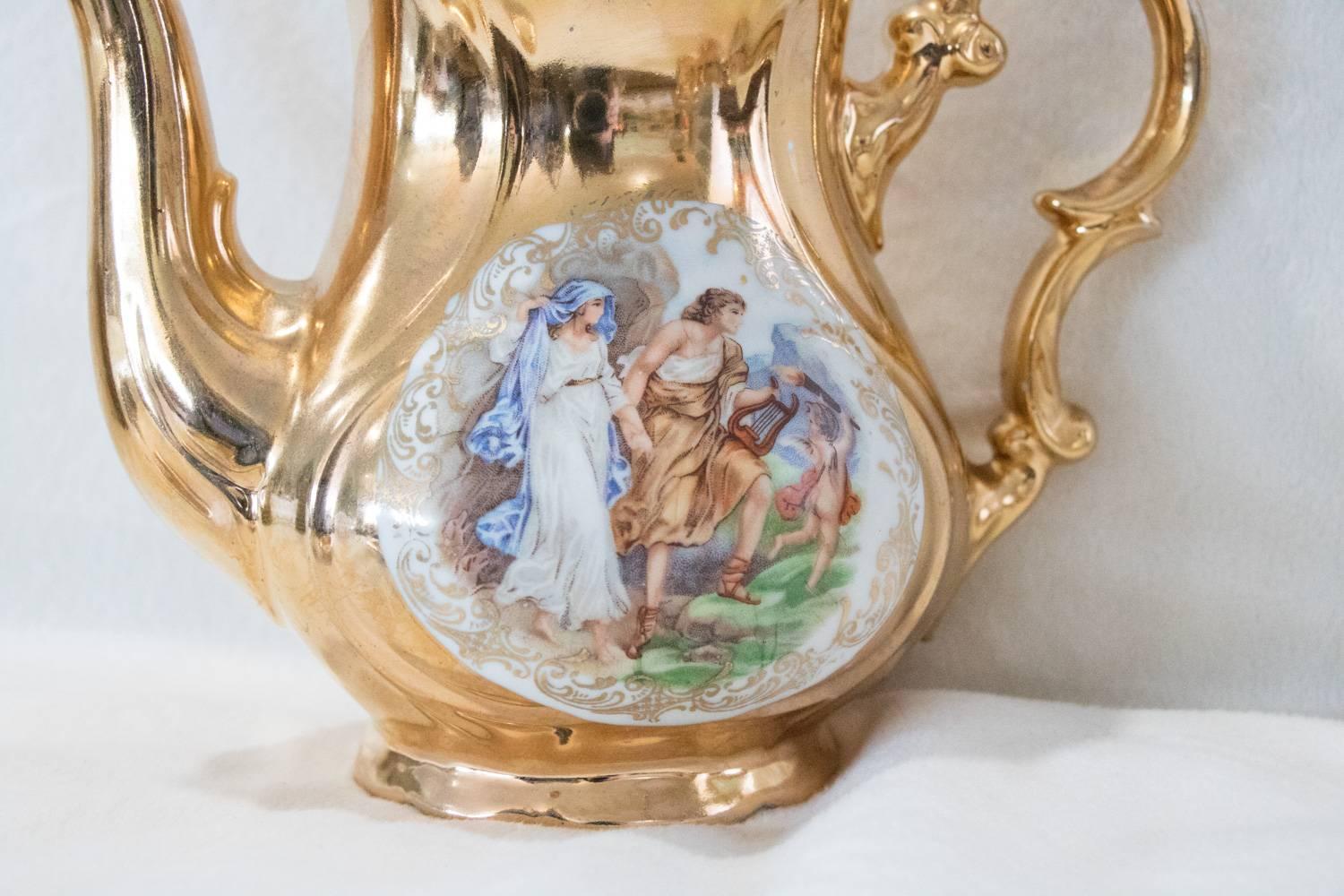 Service à thé bavarois en or royal 22 carats. Ce service Bavaria Germany 22 carats se compose d'une belle théière, d'un petit crémier, d'un sucrier, de neuf tasses à thé et de onze soucoupes. Des pièces d'apparat époustouflantes. Charmant petit