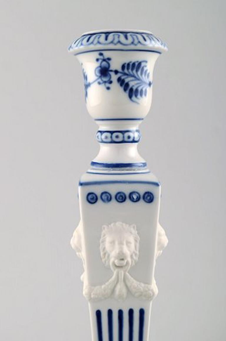 Ein Royal Copenhagen blau geriffelt glatt:: Kerzenhalter mit Löwenköpfen. 
1. fabrikqualität:: in sehr gutem Zustand. 
Nr. 1/15. 
Maßnahme: Höhe 22::5 cm.