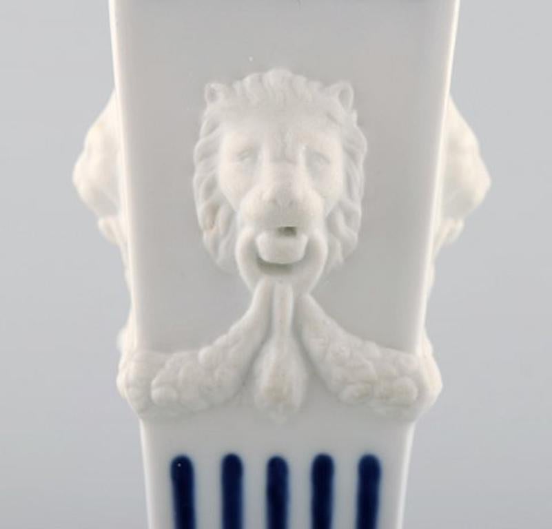 Royal Copenhagen Blauer kannelierter:: glatter Kerzenhalter mit Löwenköpfen (Ende des 20. Jahrhunderts)