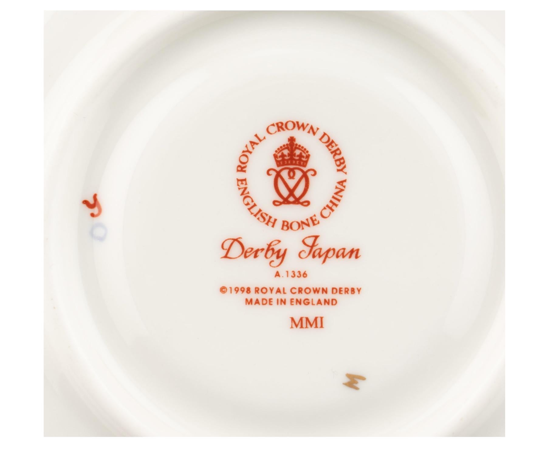 Service de table assemblé en porcelaine et pierre de fer de Royal Crown Derby
19ème/20ème siècle
Motif des rois, avec de légères variations, comprenant :
12 assiettes plates
11 assiettes à déjeuner
12 assiettes à salade (bord façonné)
6 assiettes à