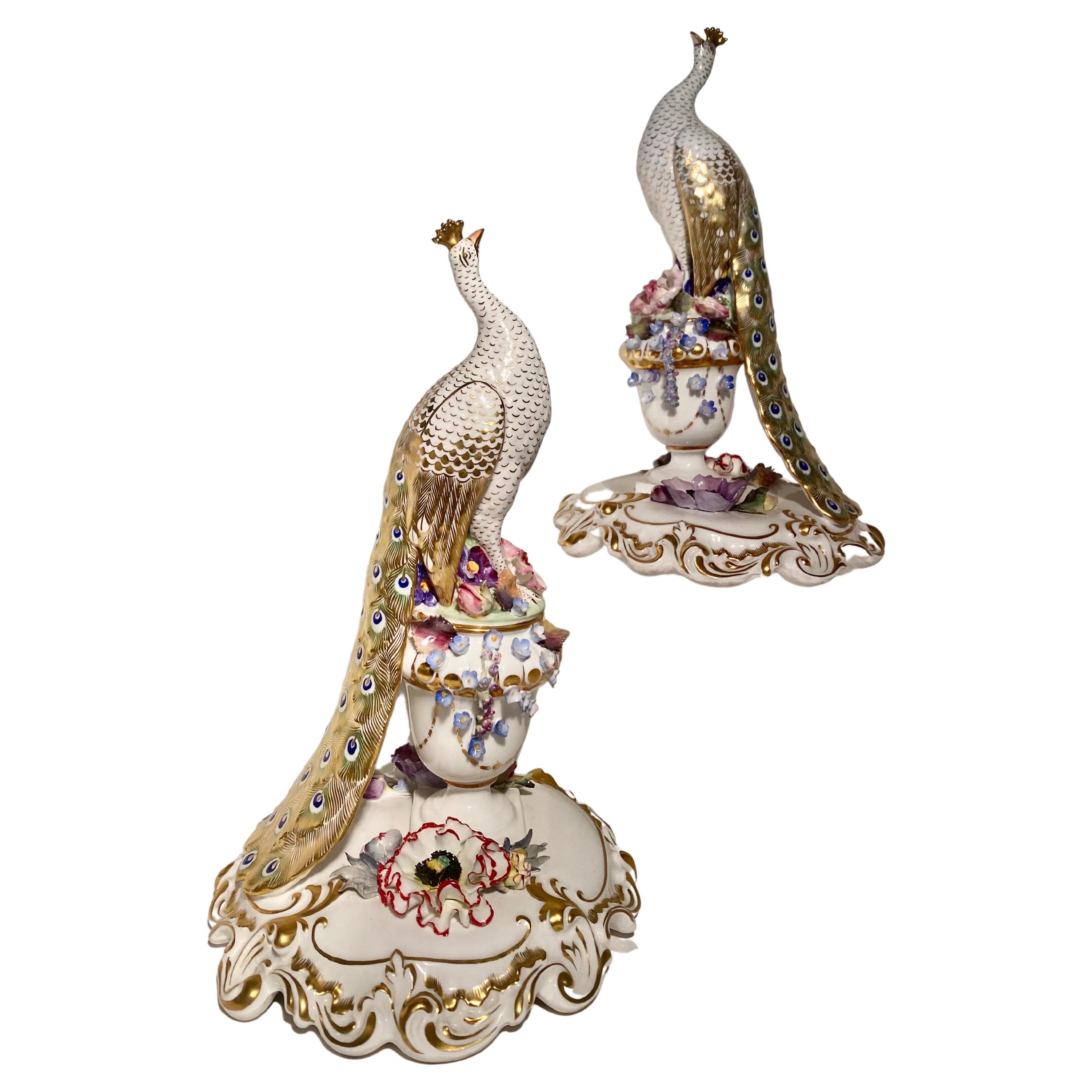 Figure en porcelaine de la Royal Crown Derby, modelée comme un paon en vente 9