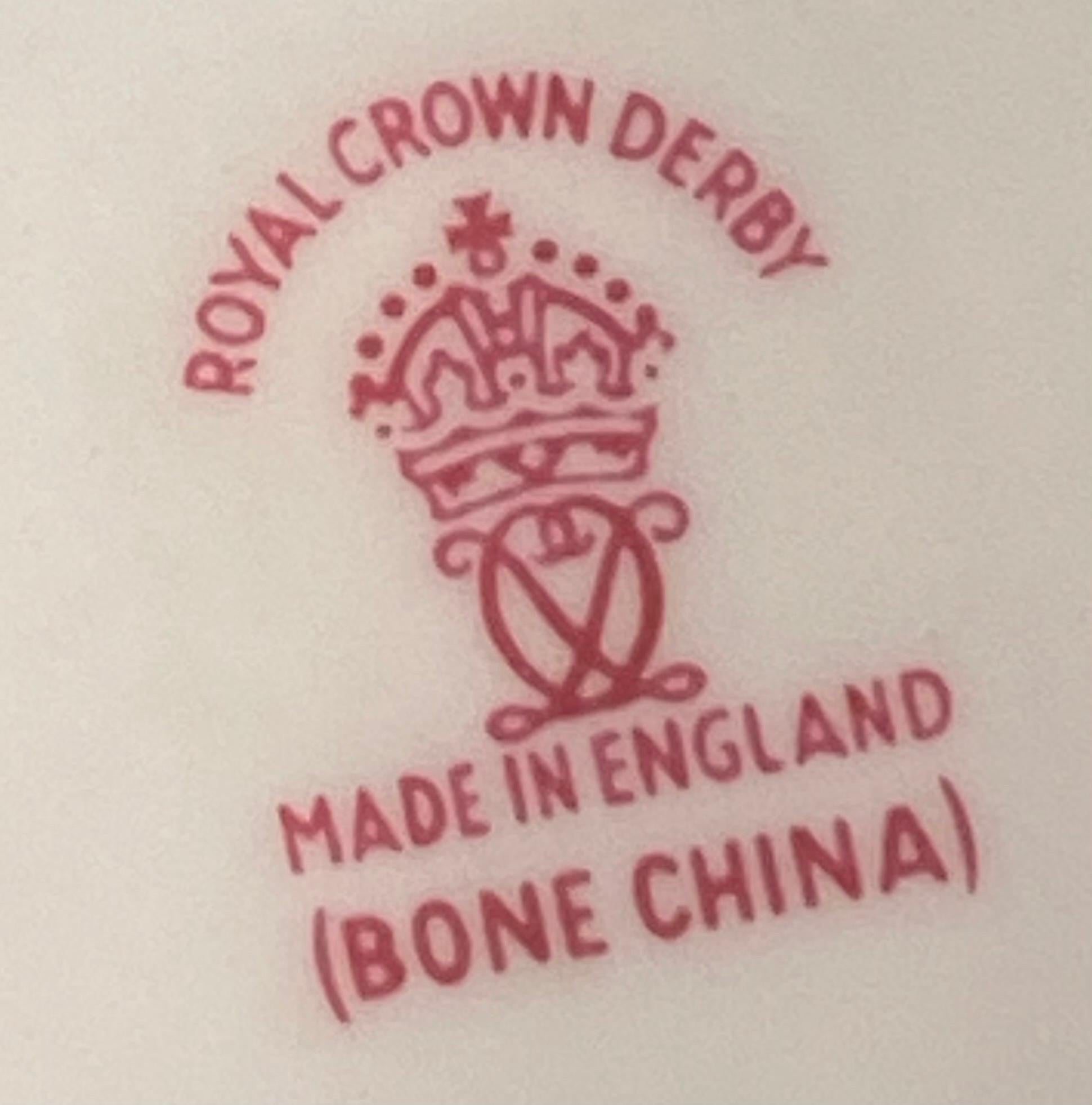 Figure en porcelaine de la Royal Crown Derby, modelée comme un paon en vente 11
