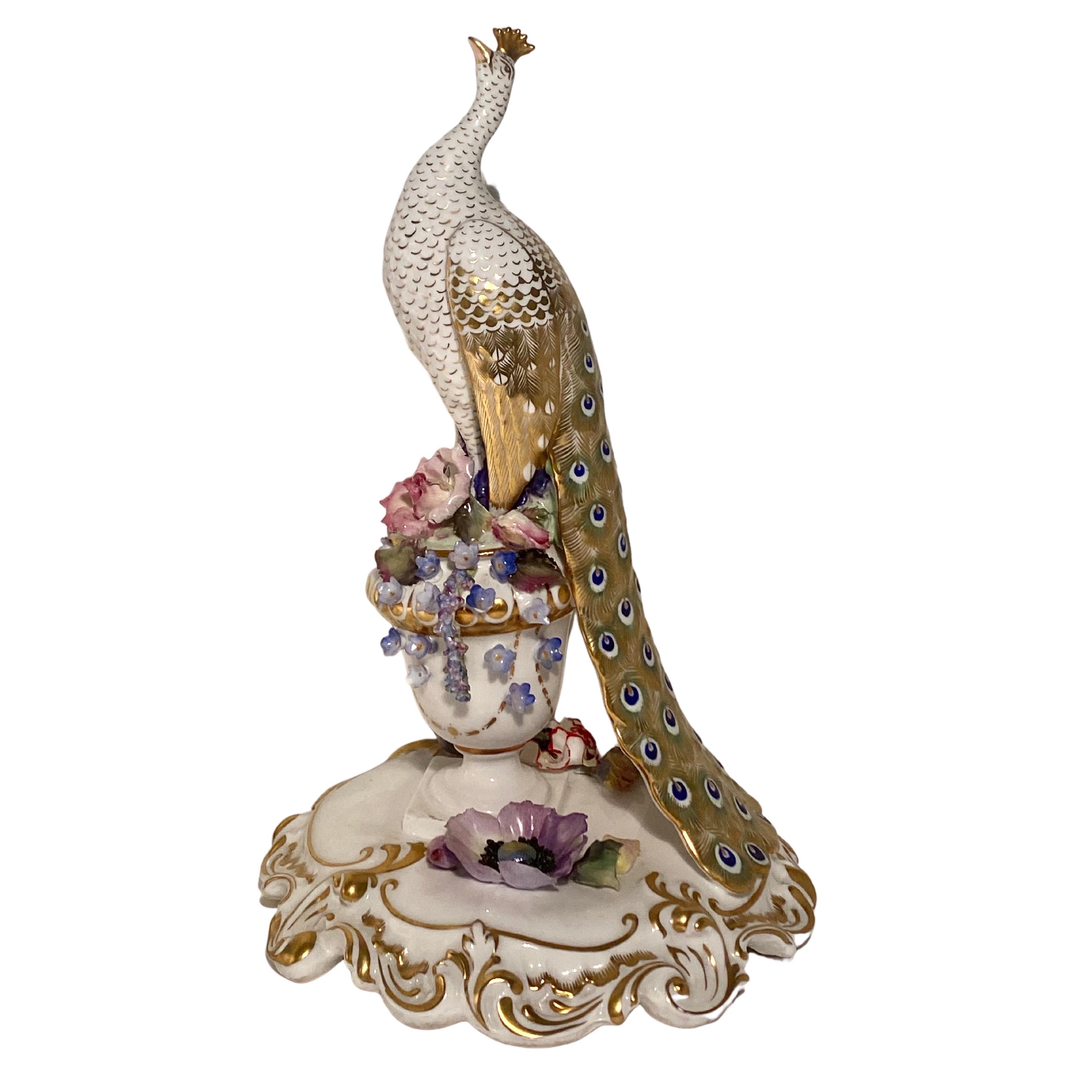Figure en porcelaine de la Royal Crown Derby, modelée comme un paon Excellent état - En vente à London, GB