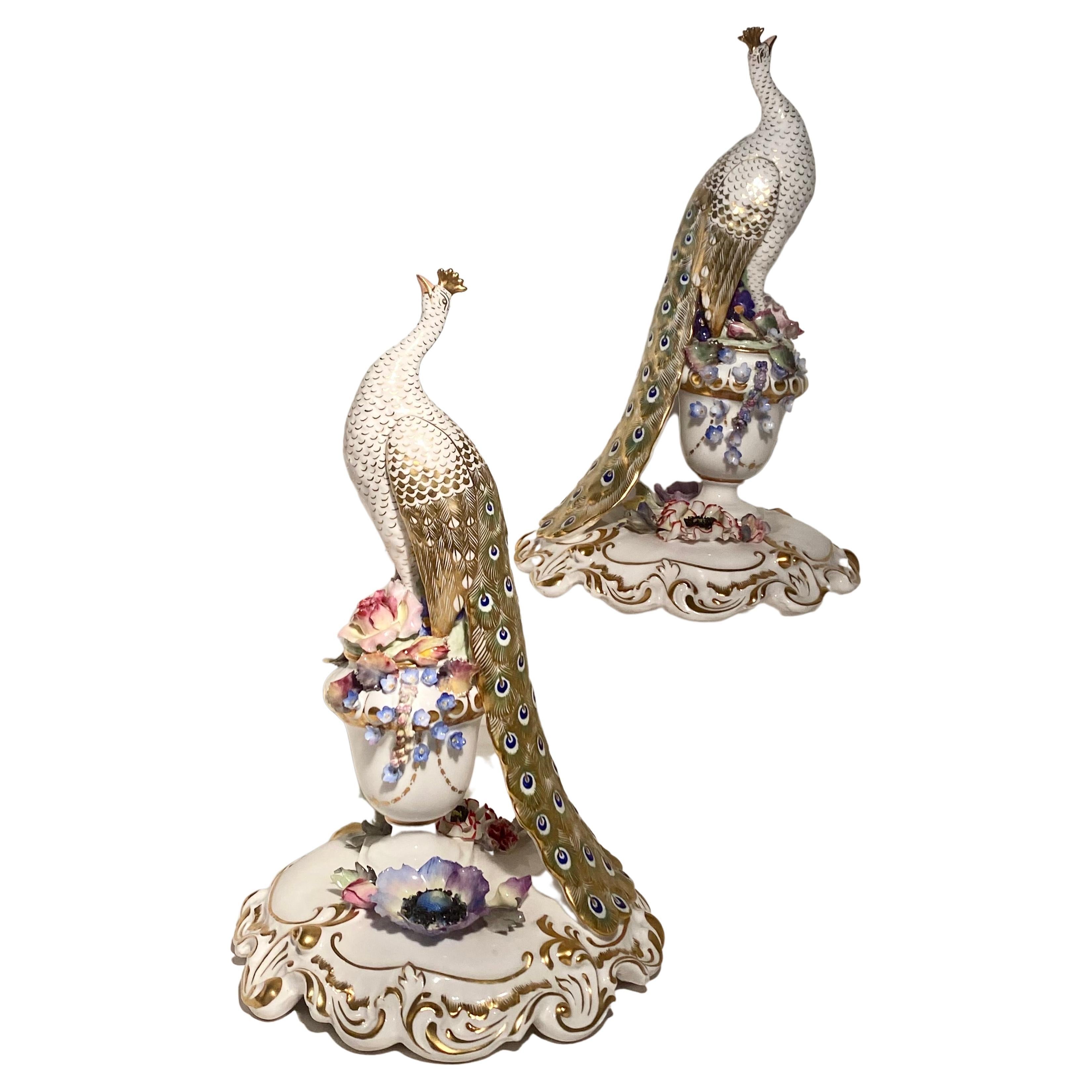 Figure en porcelaine de la Royal Crown Derby, modelée comme un paon en vente 2