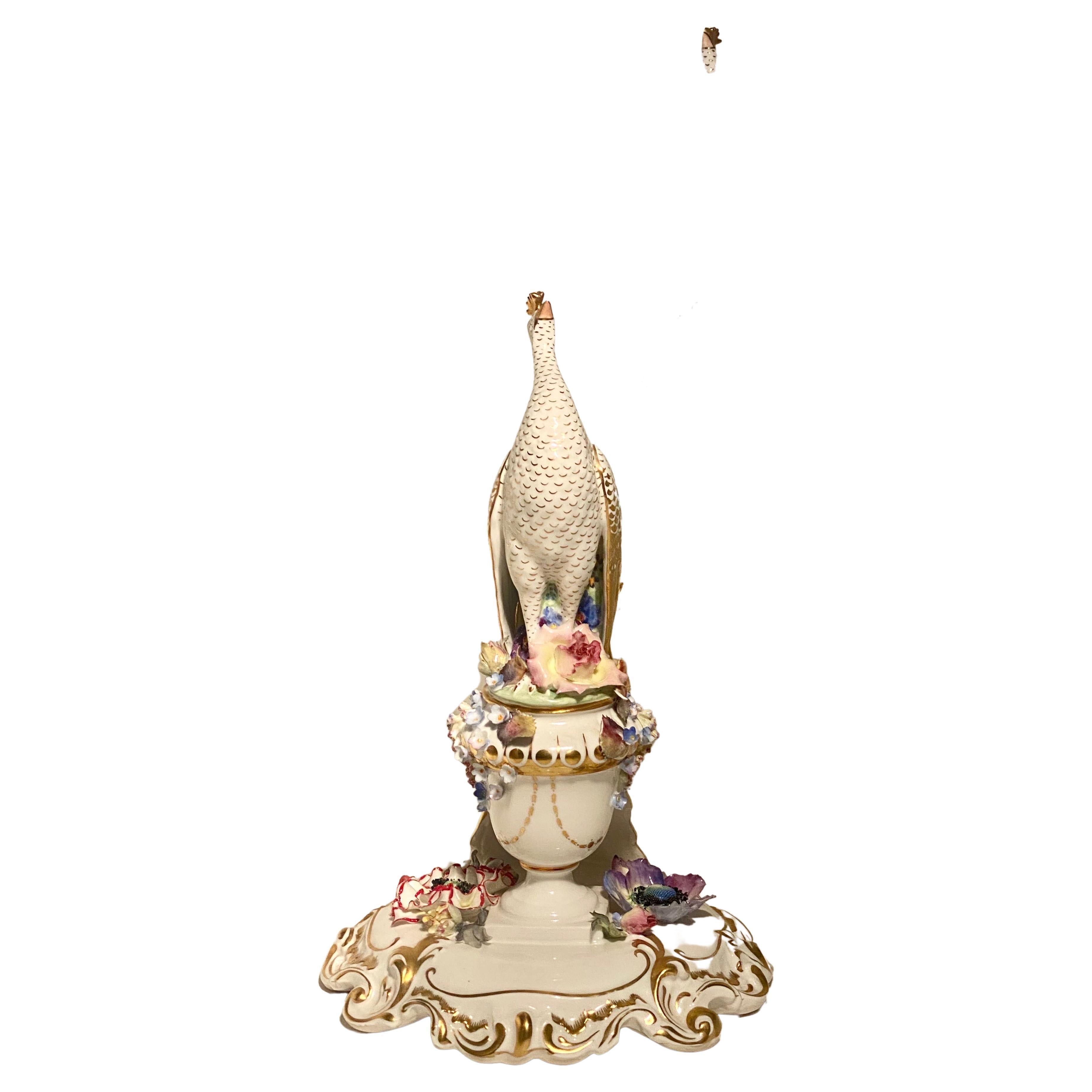 Figure en porcelaine de la Royal Crown Derby, modelée comme un paon en vente 3
