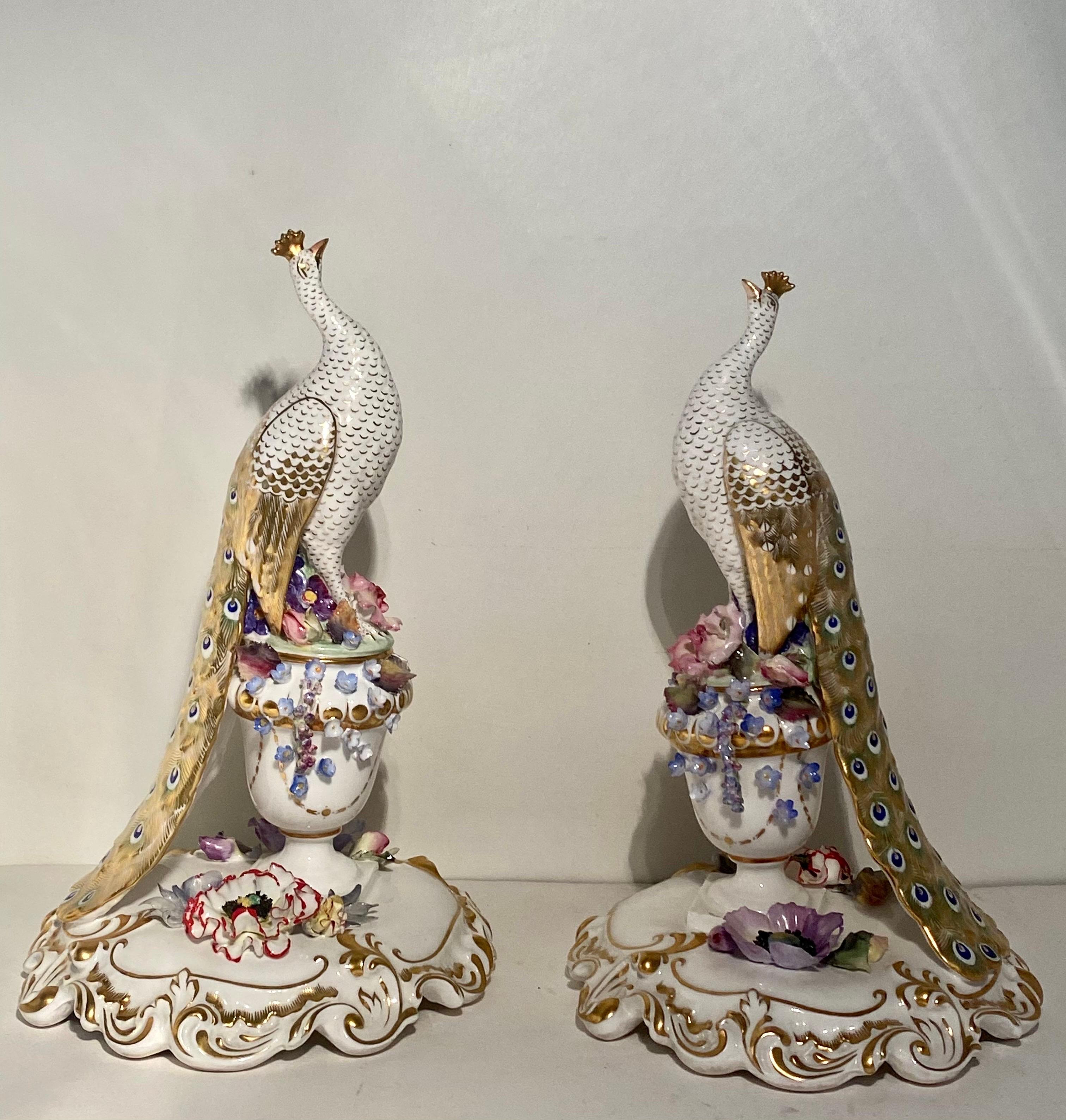 Figure en porcelaine de la Royal Crown Derby, modelée comme un paon