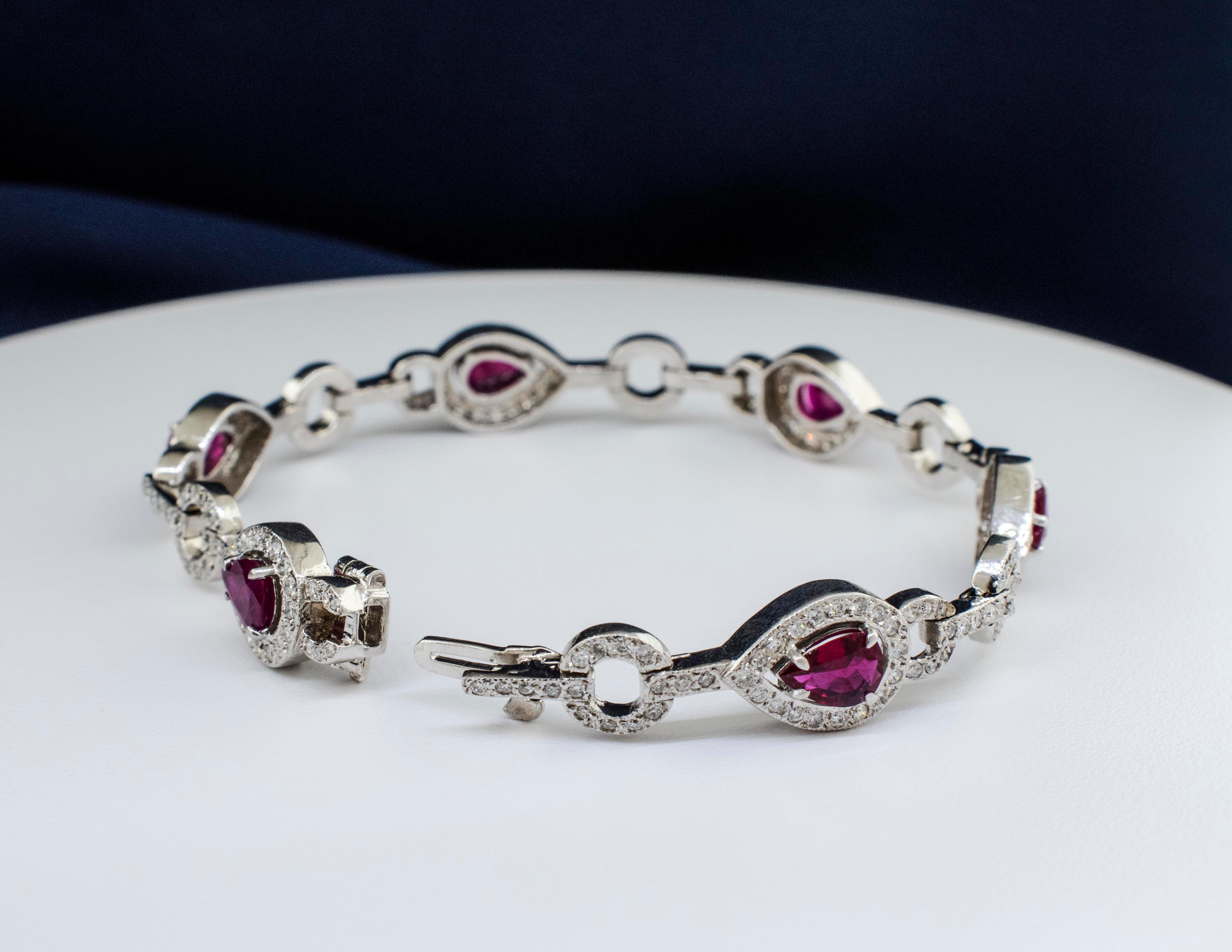 Taille poire Bracelet en or blanc 14 carats orné de rubis et de diamants en vente