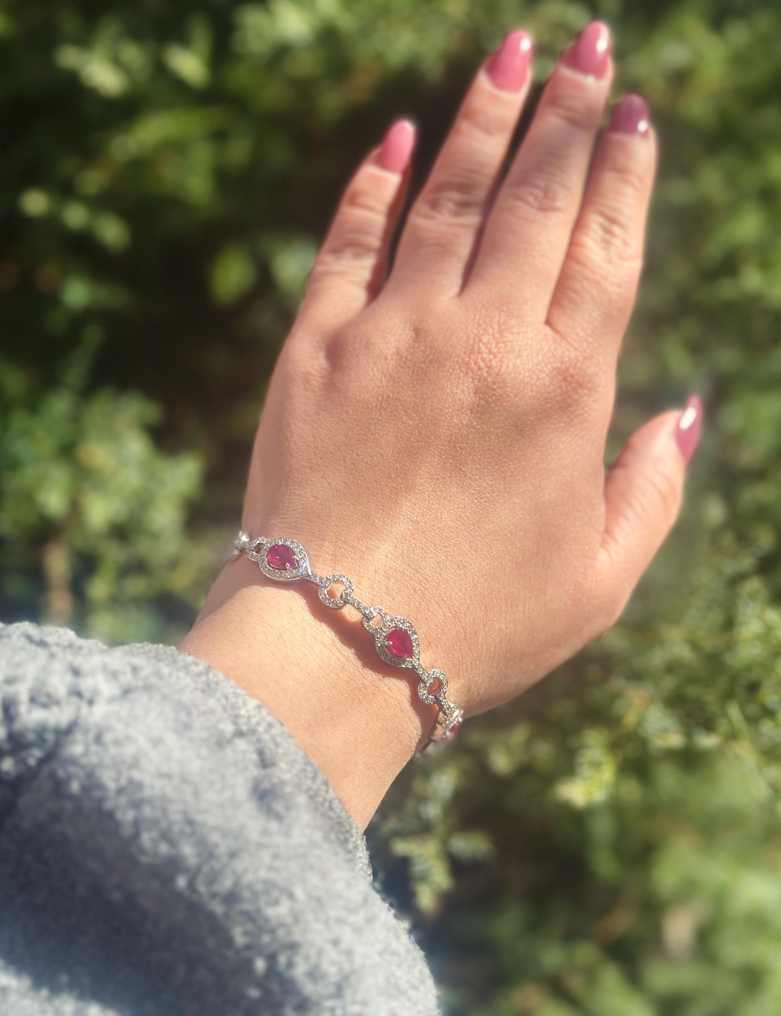 Bracelet en or blanc 14 carats orné de rubis et de diamants Pour femmes en vente