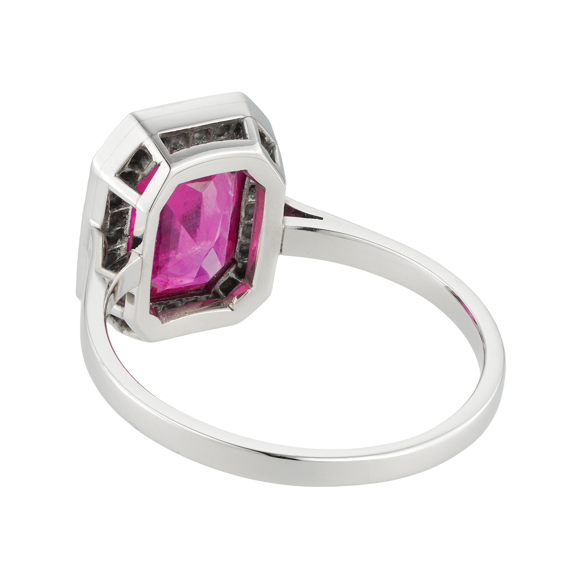Moderno Un anello con rubino e diamante a grappolo in vendita