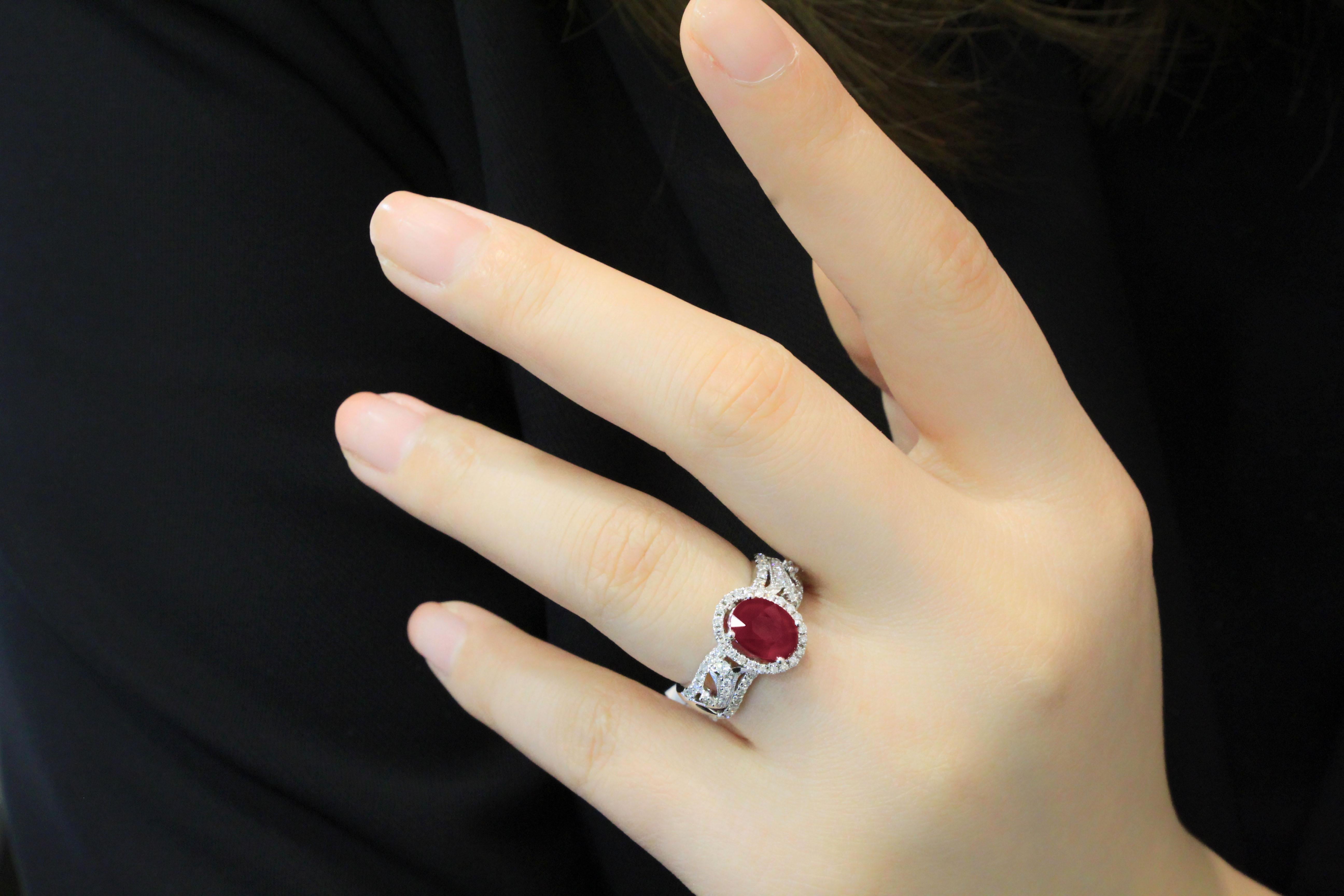 Ruby and Diamond Ring in 18 Karat White Gold In New Condition For Sale In Macau, MO