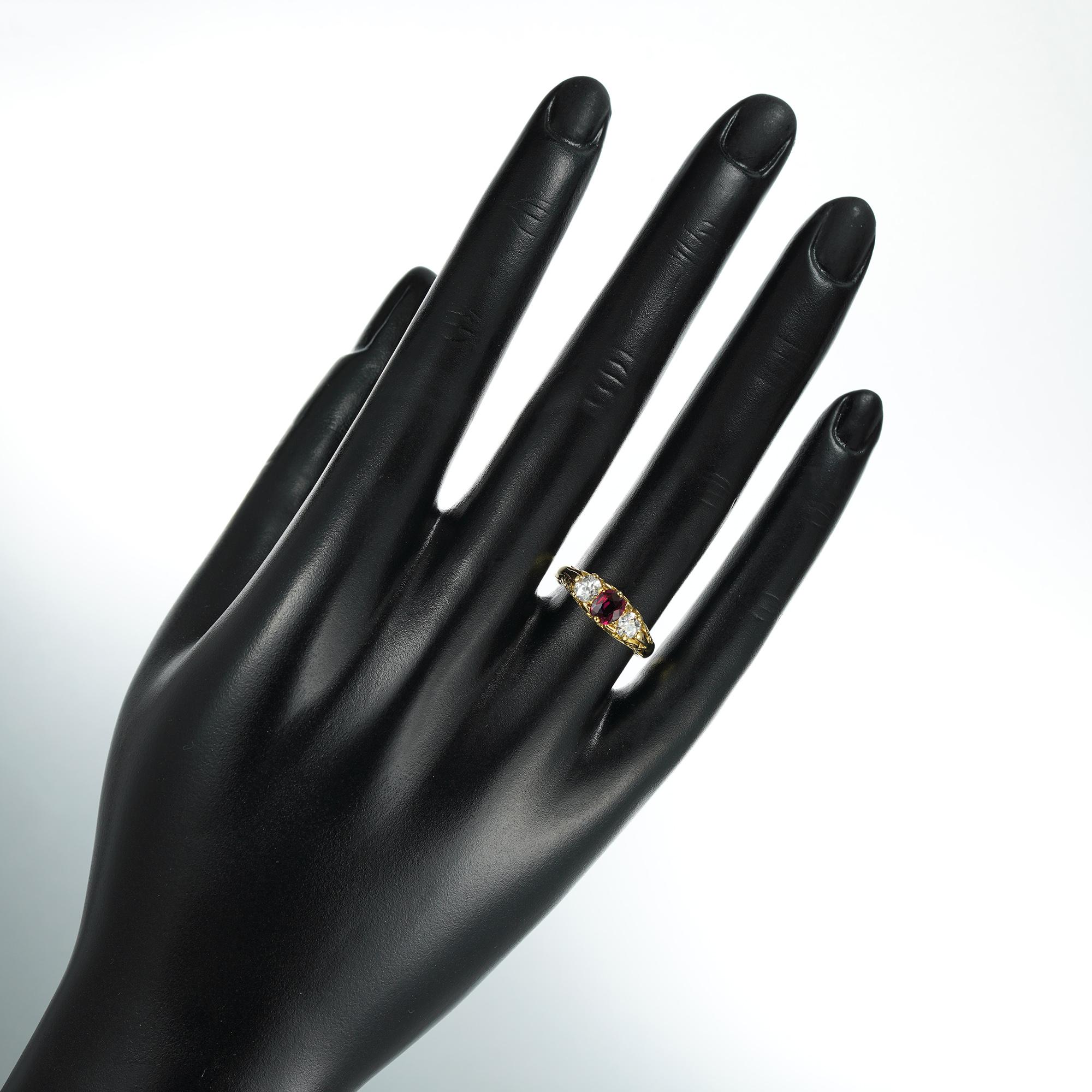 Bague à trois pierres en rubis et diamants Unisexe en vente