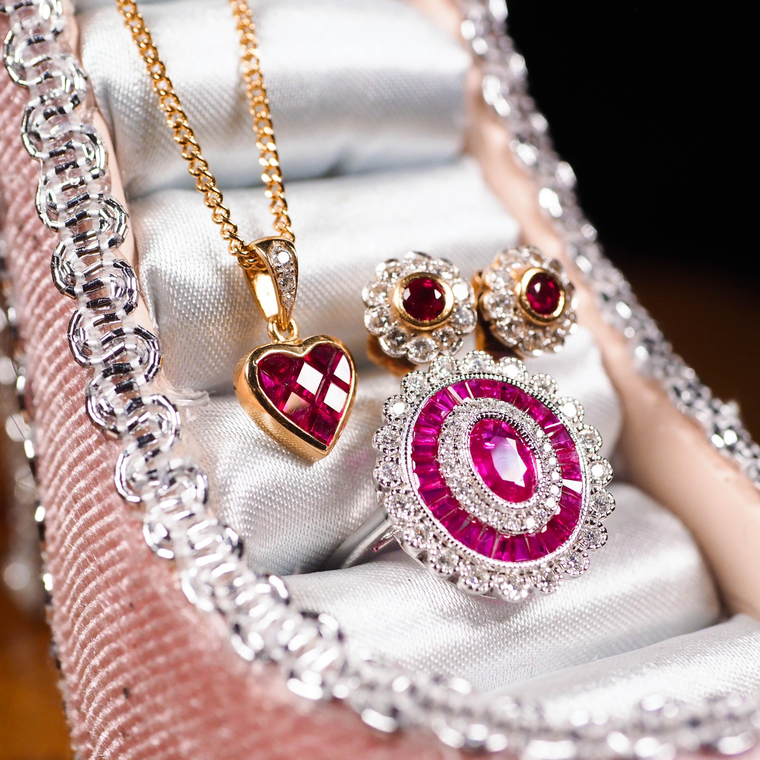 18 Karat Weißgold Cluster Target / Blumenring mit Rubin und Diamant im Zustand „Hervorragend“ in London, GB