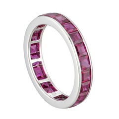 Un anello eternity con rubini