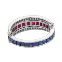 Un anello triplo Eternity con rubini, zaffiri e diamanti