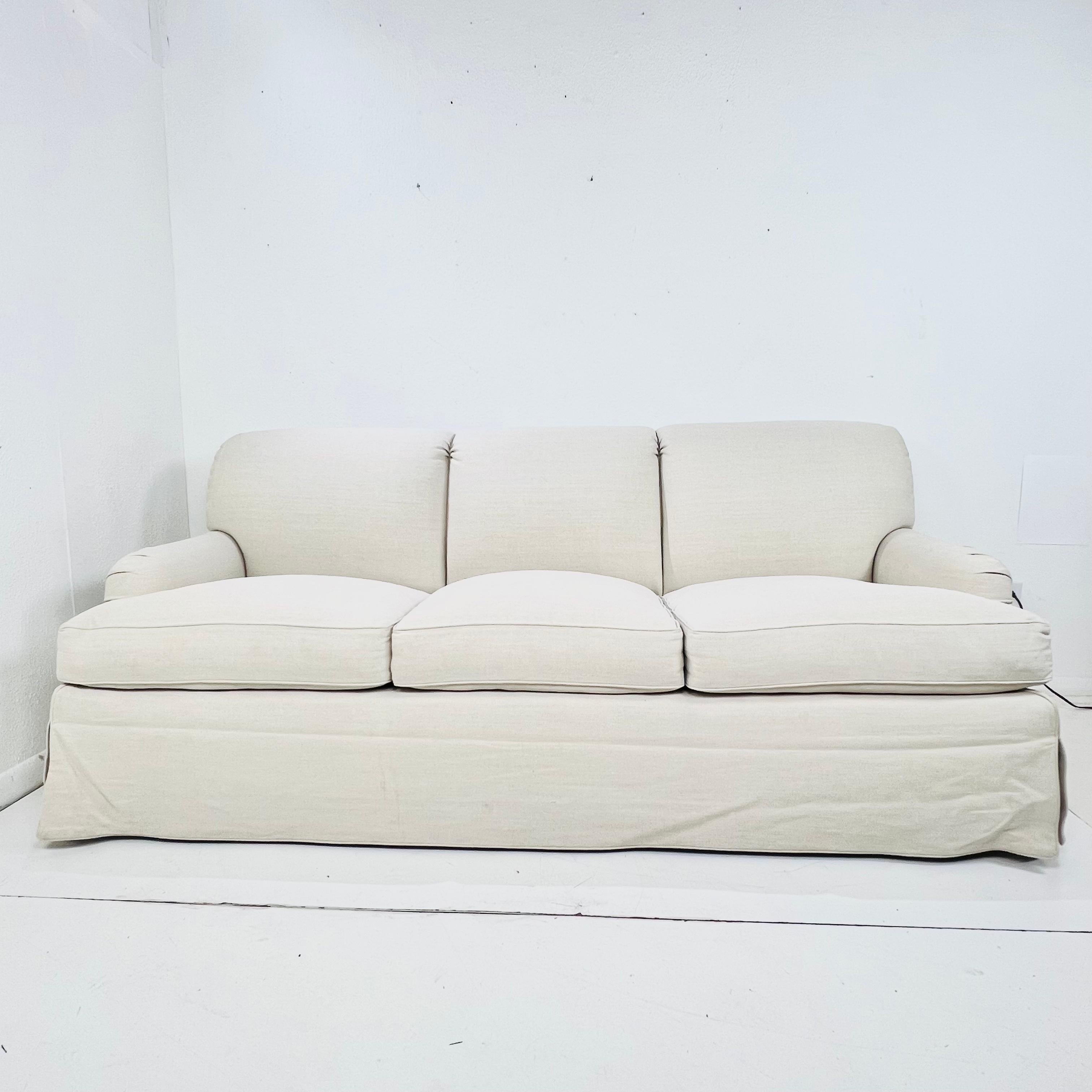 Precioso sofá inglés con brazos enrollados n.º 2496, tapizado en lino belga color avena, con estructura de 8 pliegues atada a mano, cojines de espuma HR envueltos en pluma 25/75 y faldón en cascada. El lino es de color avena lavado a la piedra, con
