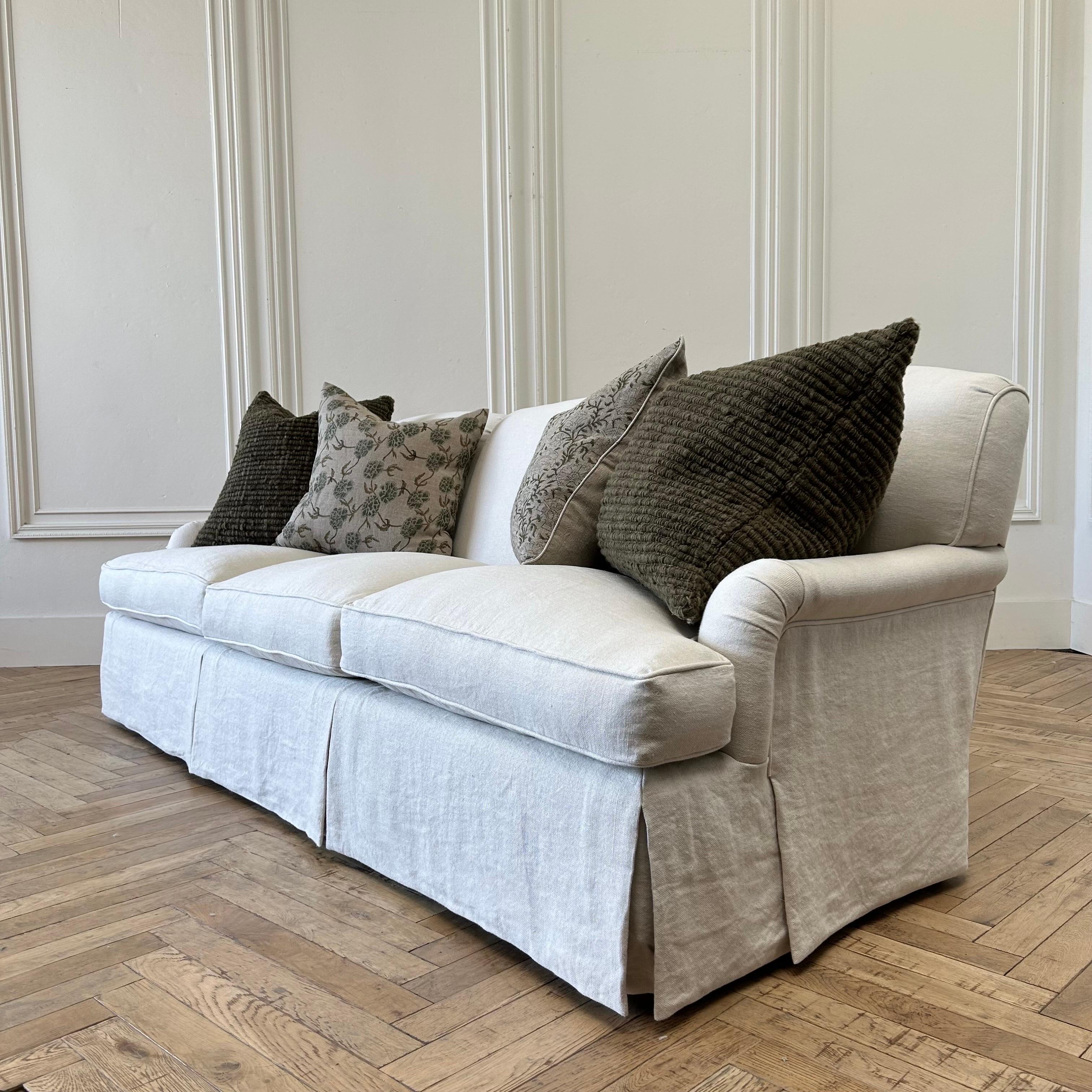 Rudin Englisches Rollarm-Sofa Nr. 2728 aus hafermehlfarbenem belgischem Leinen im Angebot 7