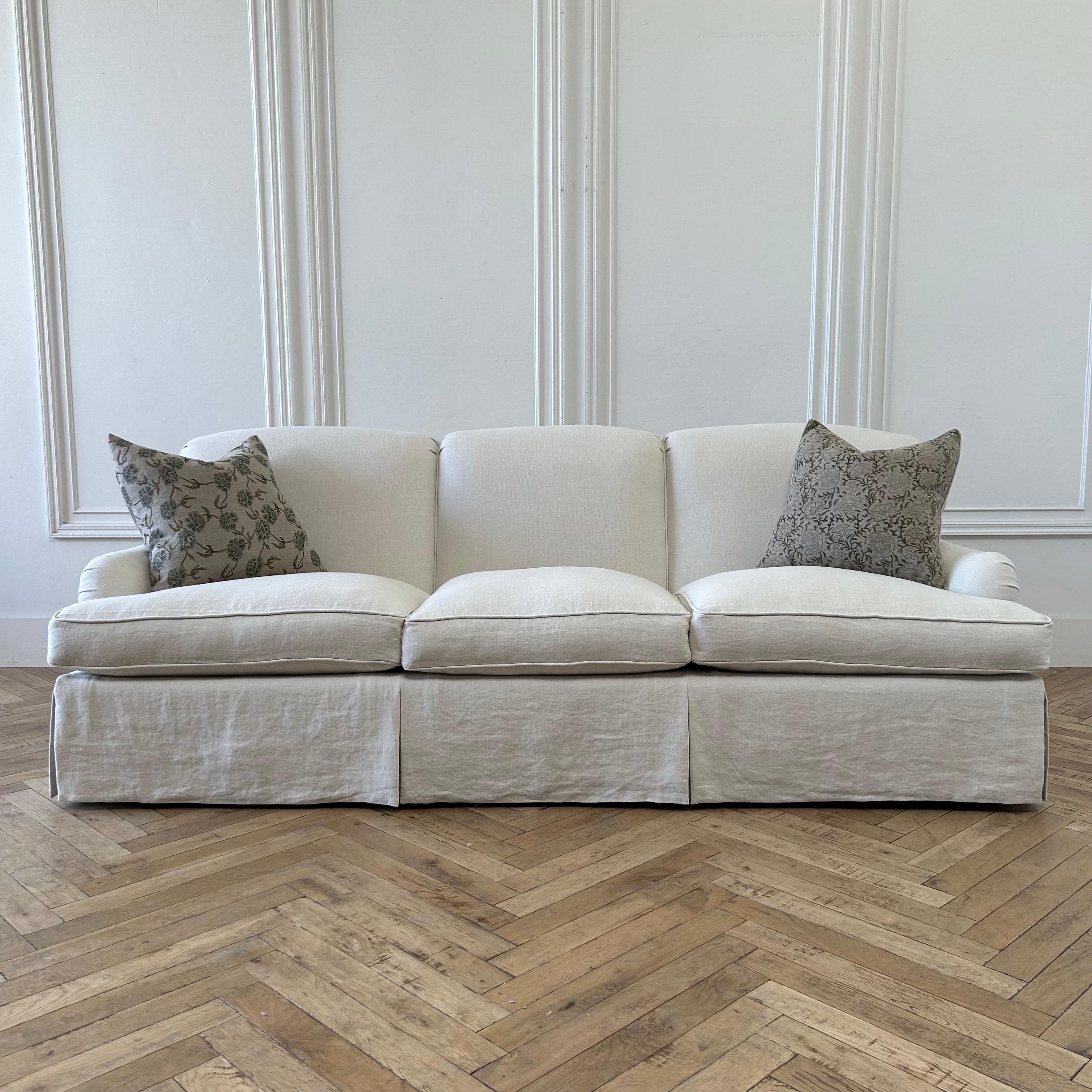 Rudin Englisches Rollarm-Sofa Nr. 2728 aus hafermehlfarbenem belgischem Leinen im Angebot 10