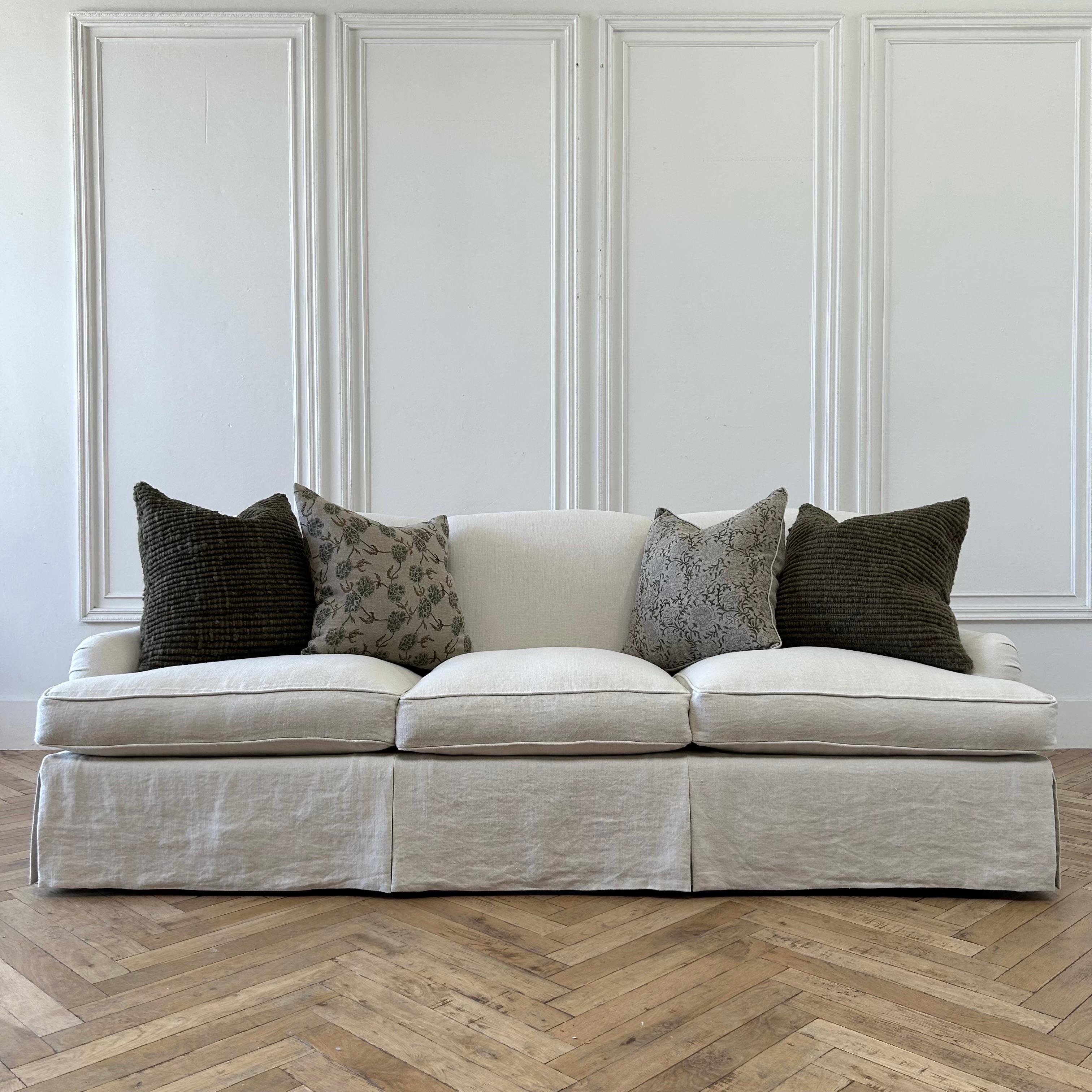 Rudin Englisches Rollarm-Sofa Nr. 2728 aus hafermehlfarbenem belgischem Leinen im Zustand „Neu“ im Angebot in Brea, CA