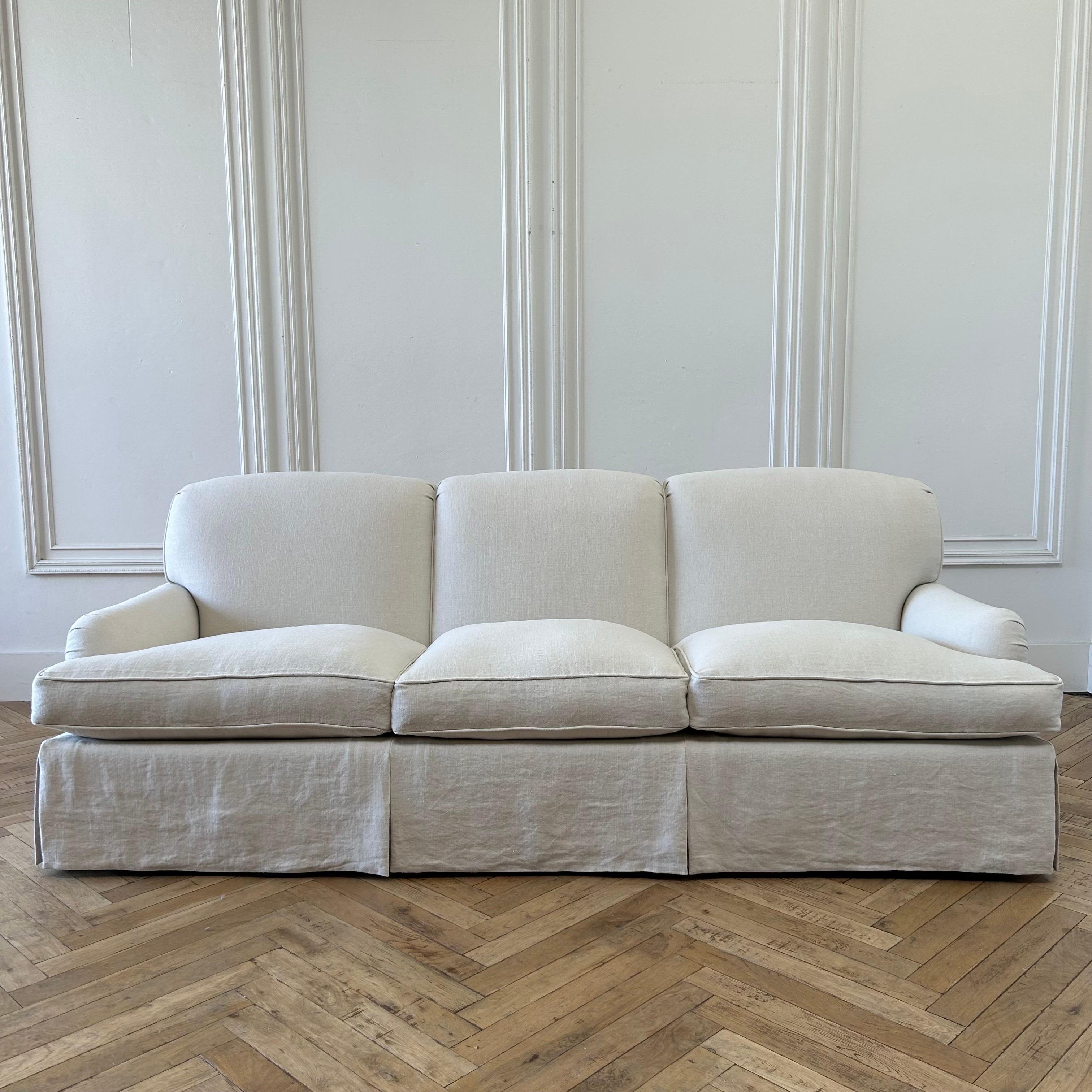 Rudin Englisches Rollarm-Sofa Nr. 2728 aus hafermehlfarbenem belgischem Leinen (21. Jahrhundert und zeitgenössisch) im Angebot