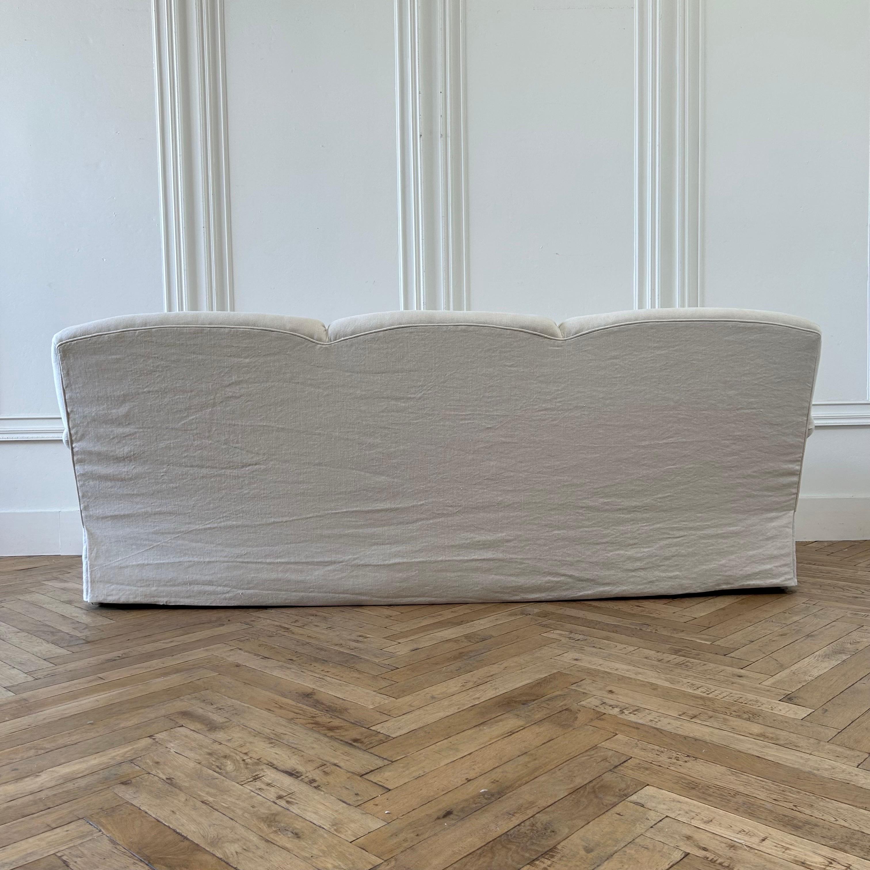 Rudin Englisches Rollarm-Sofa Nr. 2728 aus hafermehlfarbenem belgischem Leinen im Angebot 2
