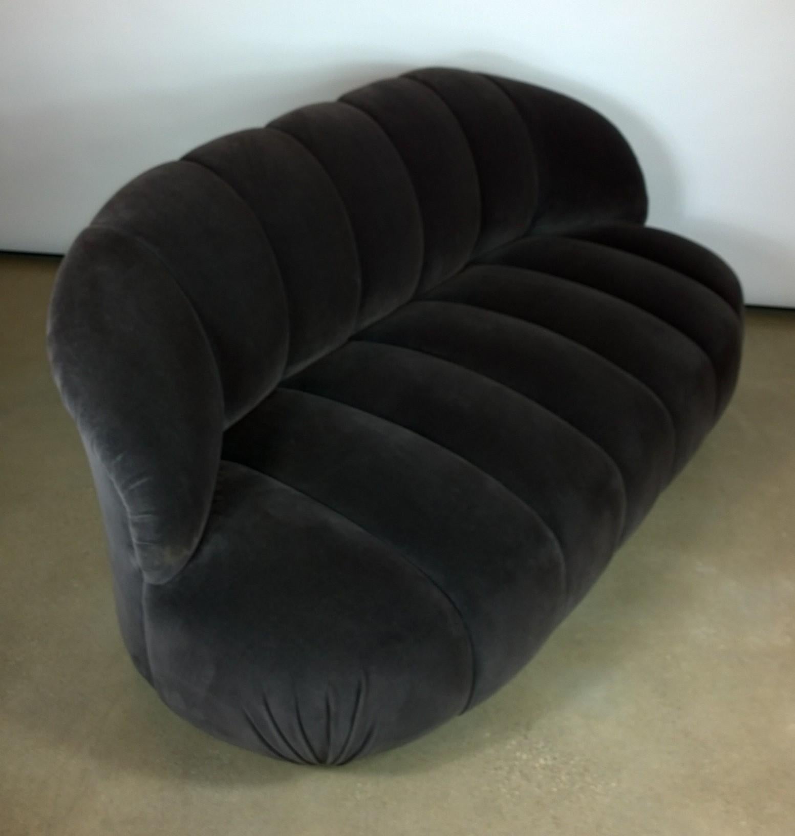 A. Rudin Modernist 20th Century Channel-Back Sofa in New Velvet im Zustand „Gut“ in Houston, TX