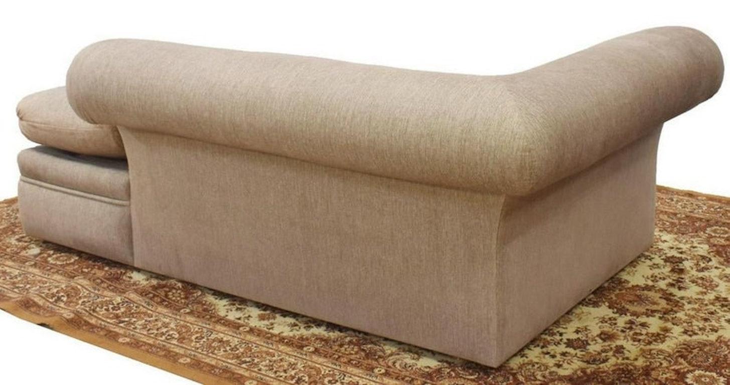 Gepolstertes Chaiselongue-Sofa mit Fortuny-Throw-Kissen von Rudin im Zustand „Gut“ im Angebot in Forney, TX