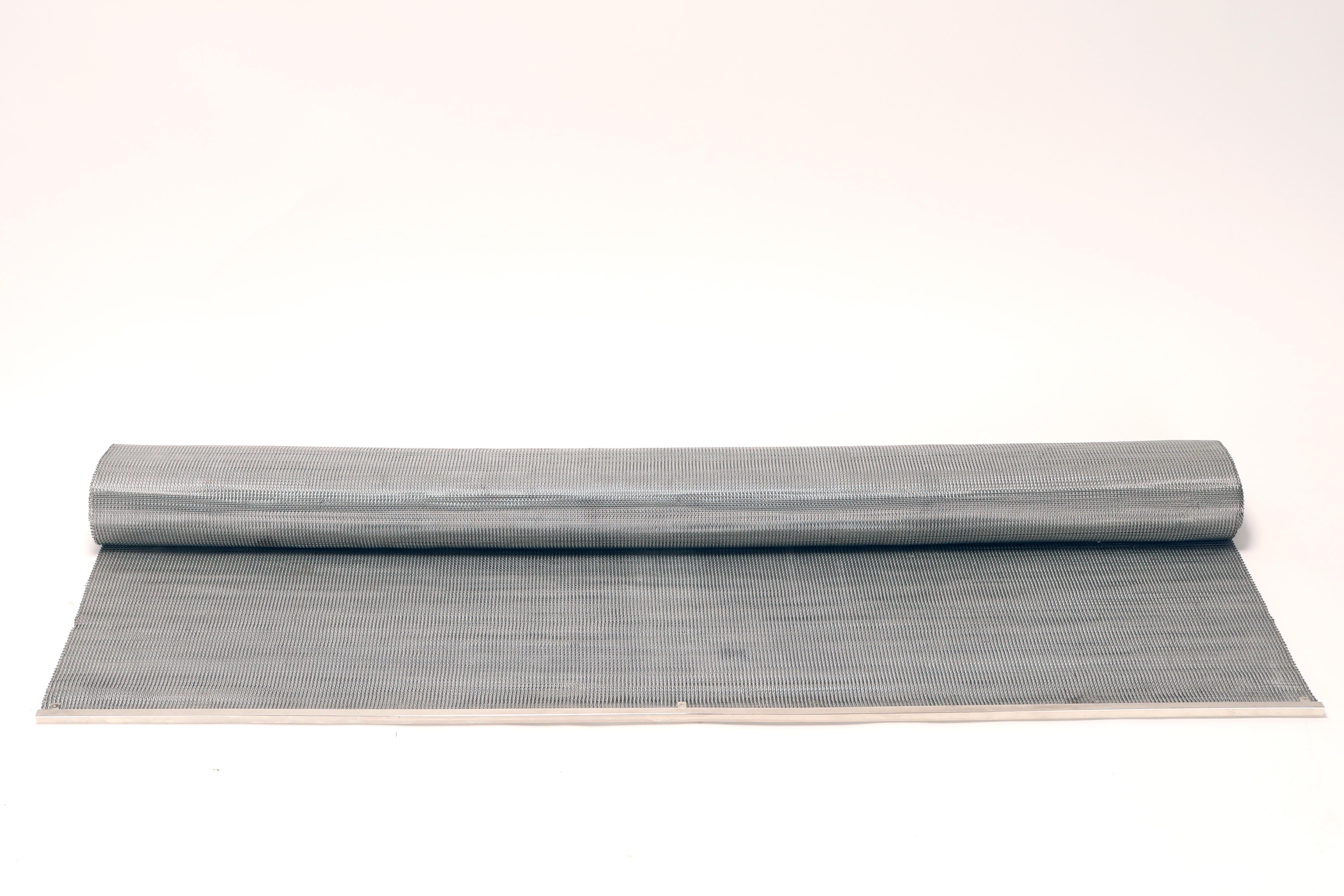 Tappeto in filo d'acciaio intrecciato, proveniente da un nastro trasportatore, Stati Uniti, inizio XX secolo. In condizioni buone in vendita a Milan, IT