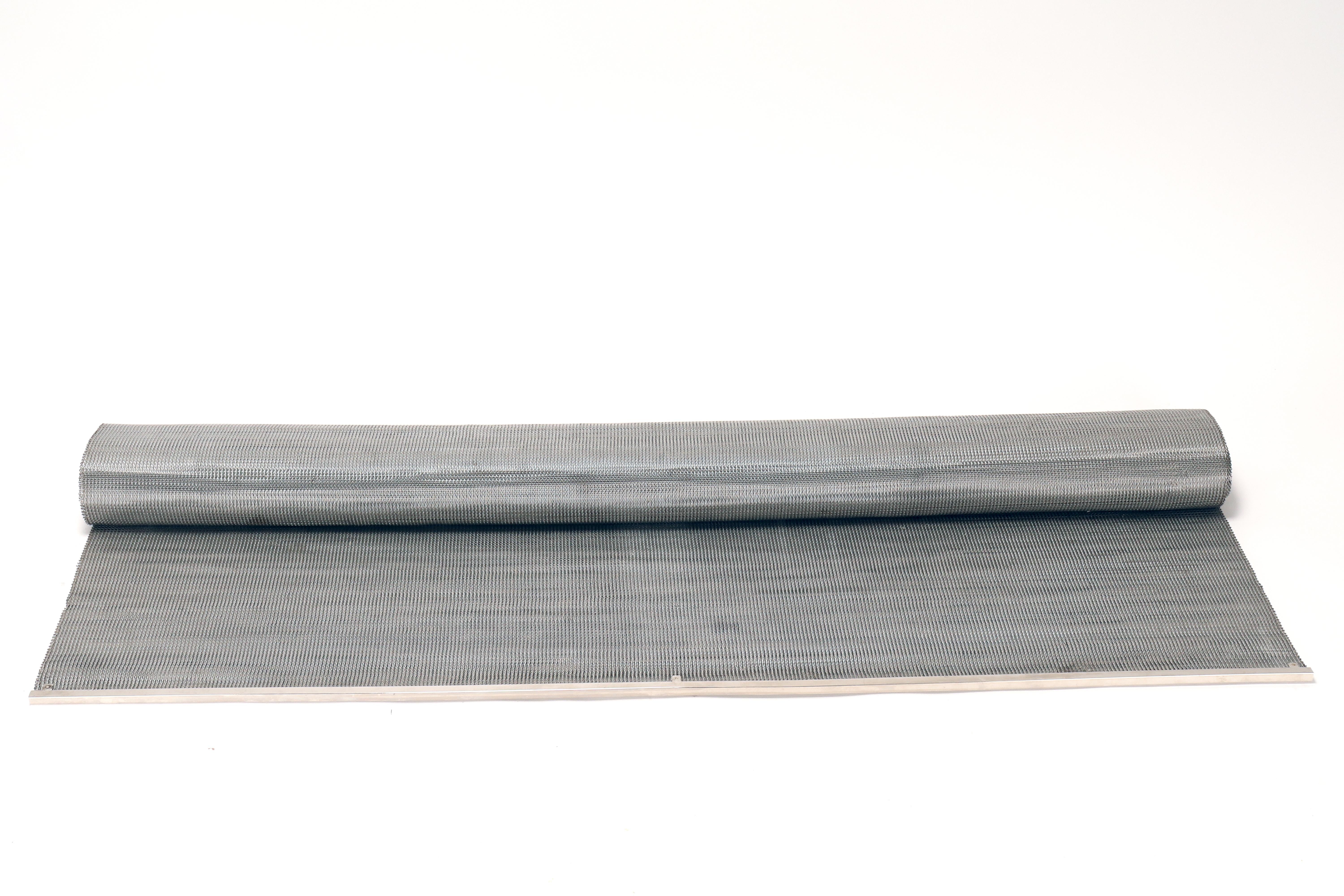 Acciaio Tappeto in filo d'acciaio intrecciato, proveniente da un nastro trasportatore, Stati Uniti, inizio XX secolo. in vendita