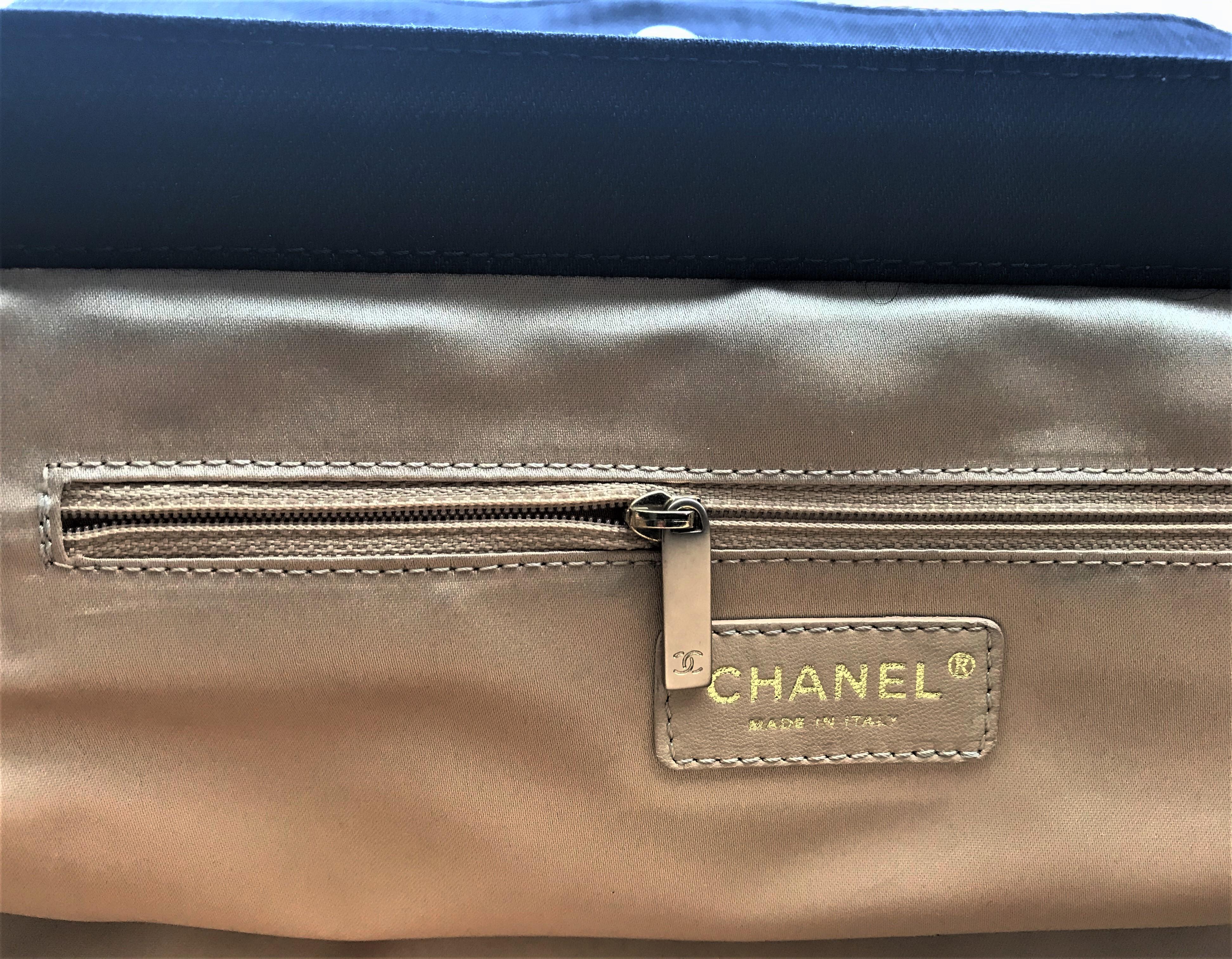 PROTOTYPE DE PORTEFEUILLE d'un sac Jumbo en denim de CHANEL avec des Icônes de CHANEL 2007-2008A en vente 3