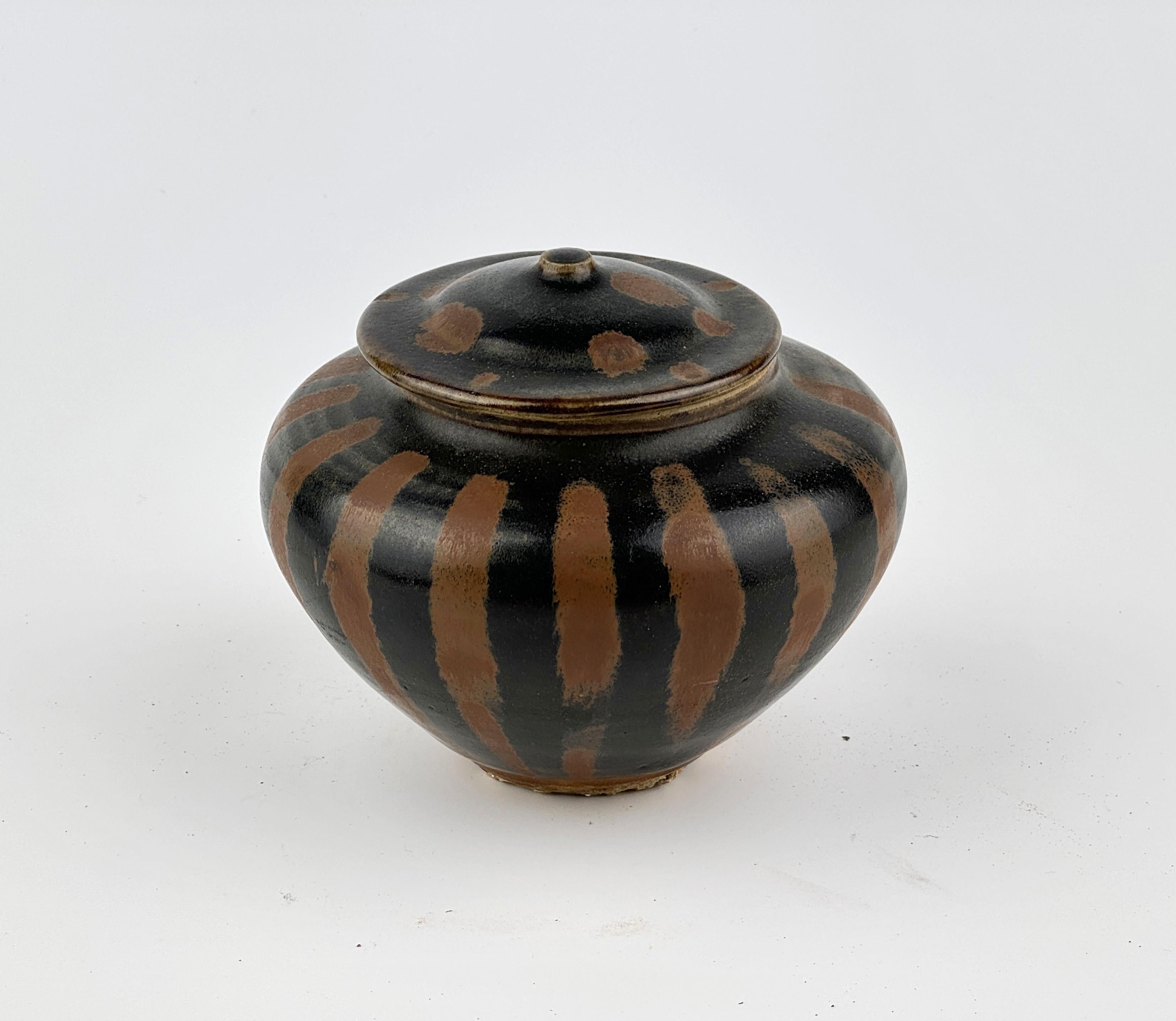 A Russet-Splashed Blackish-Brown-Glazed Jar, Song Dynasty In Good Condition For Sale In seoul, KR