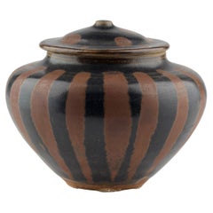 Ein schwarzbraun glasiertes JAR aus der Song Dynasty mit rostroten Sprenkeln