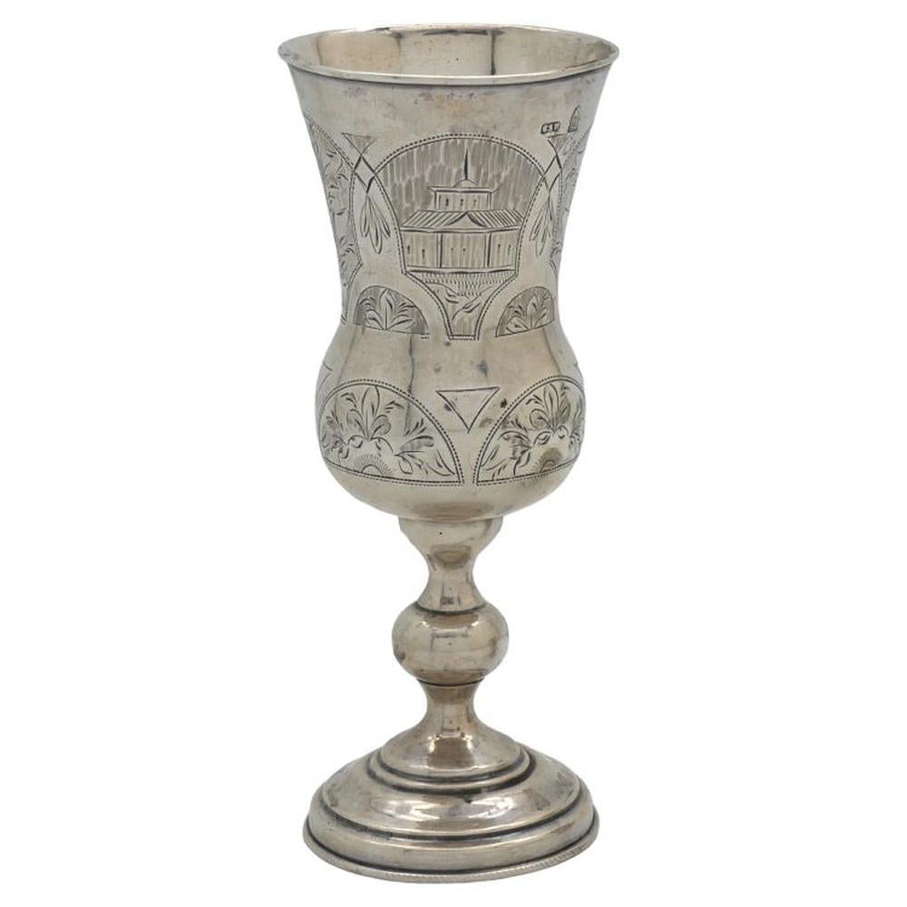Questo squisito set di calici e bicchieri d'argento russo e polacco, risalente al 1885-1910 circa, mostra un'eccezionale maestria e dettagli artistici che riflettono la ricca tradizione argentiera della regione.

Il calice poggia graziosamente su
