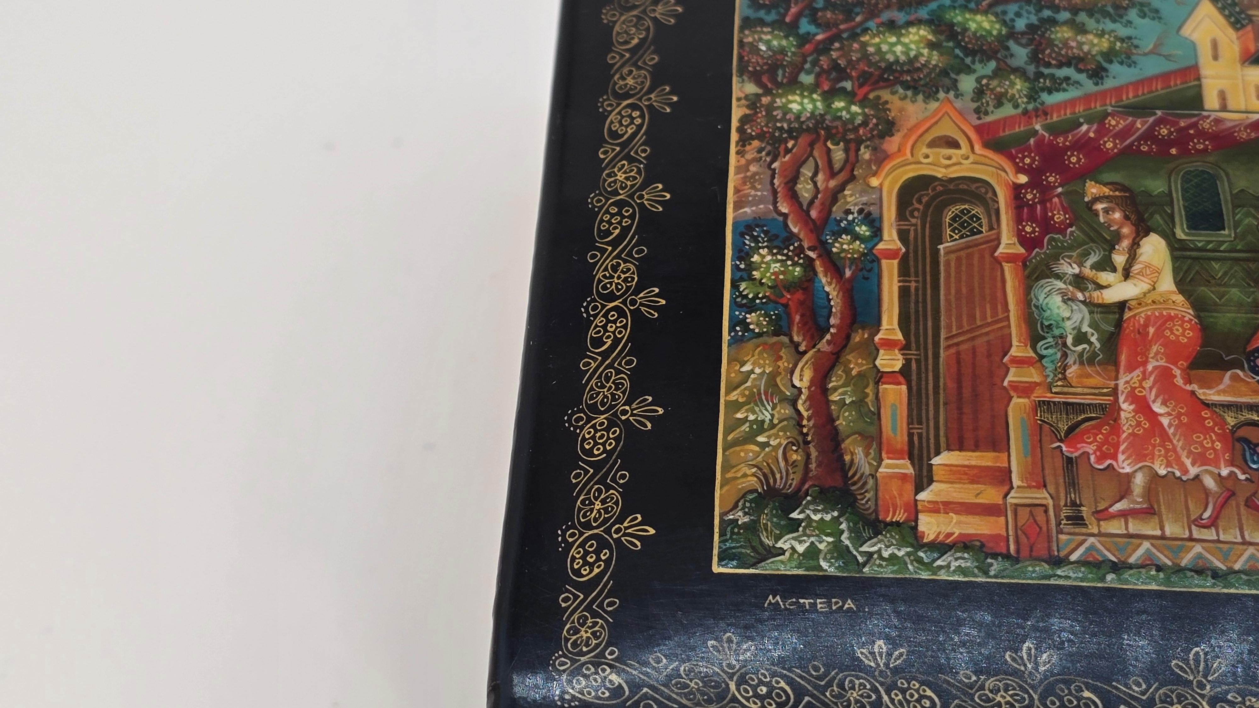 A Russian hand painted papier mâché box decorated with intricate scenes C1920 For Sale 4