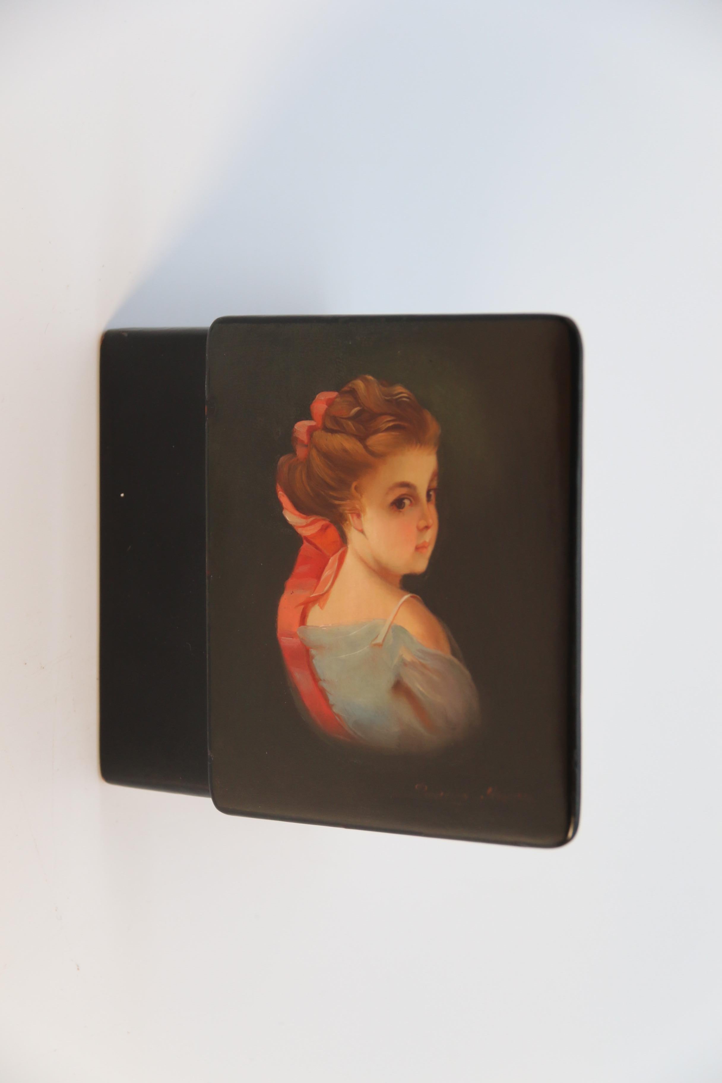 A Russian lacquered box with a portrait of a beautiful young woman circa 1920 For Sale 1