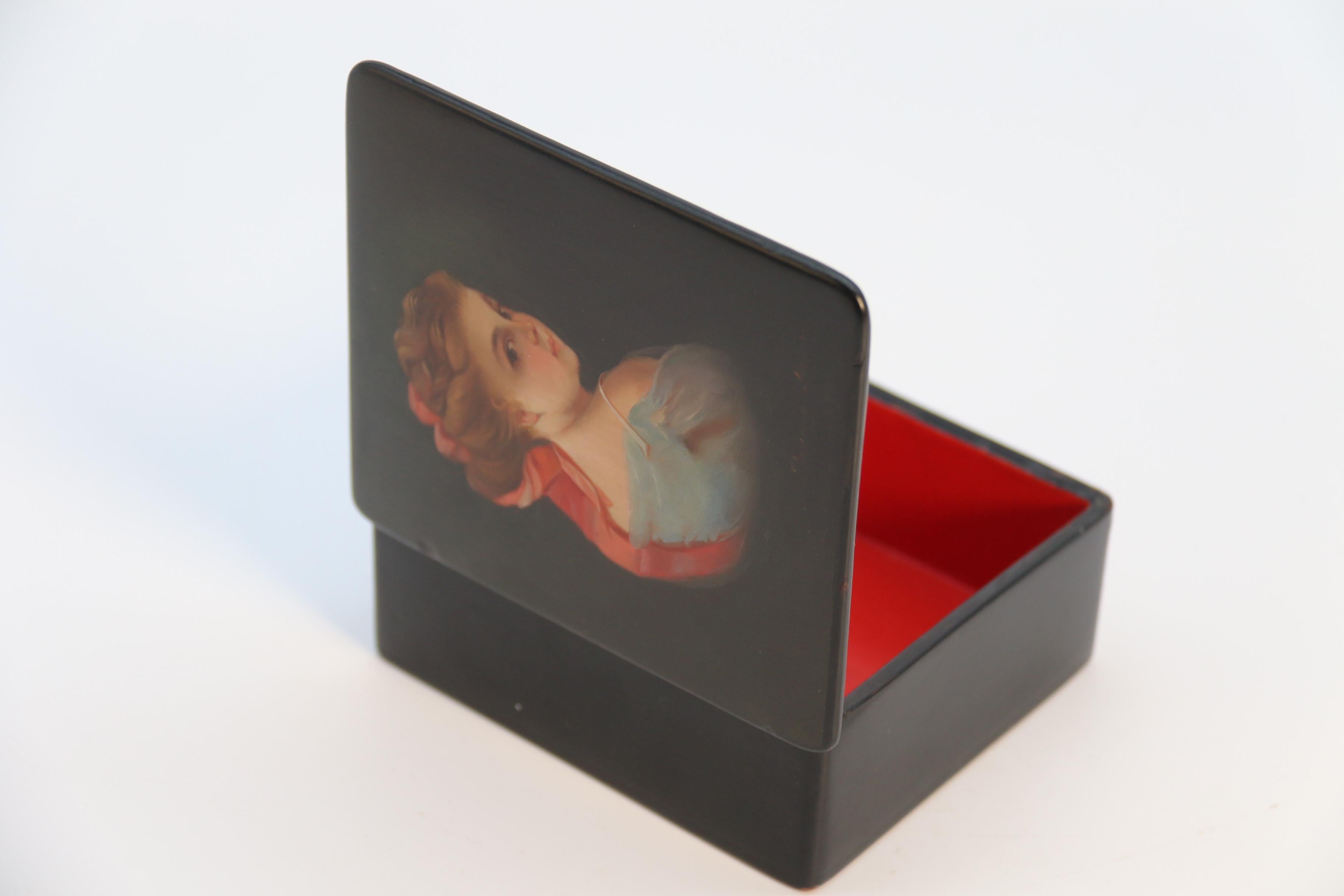 A Russian lacquered box with a portrait of a beautiful young woman circa 1920 For Sale 2