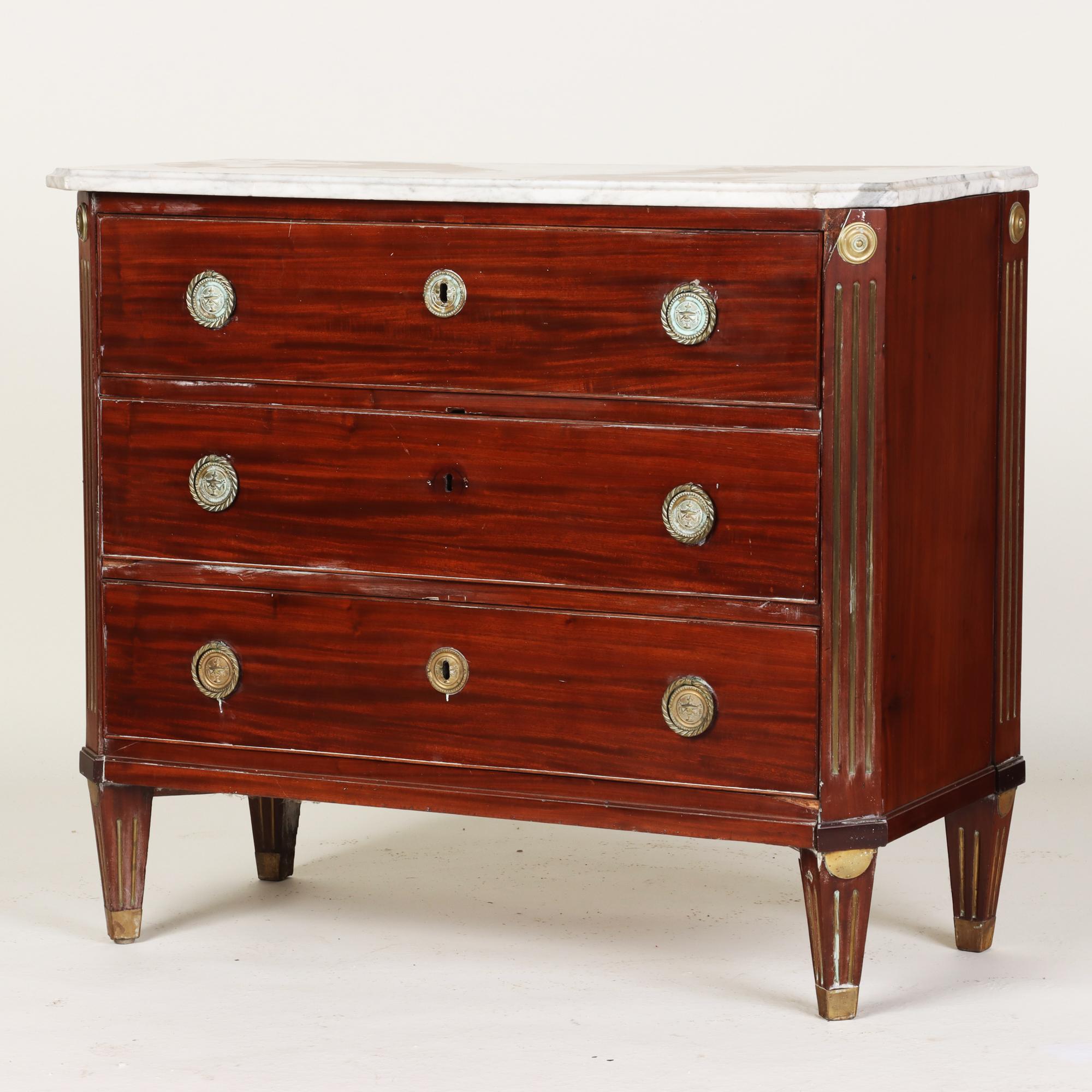 Russian Neoclassical Brass Mounted Mahogany Commode, Early Nineteenth Century In Good Condition In Philadelphia, PA