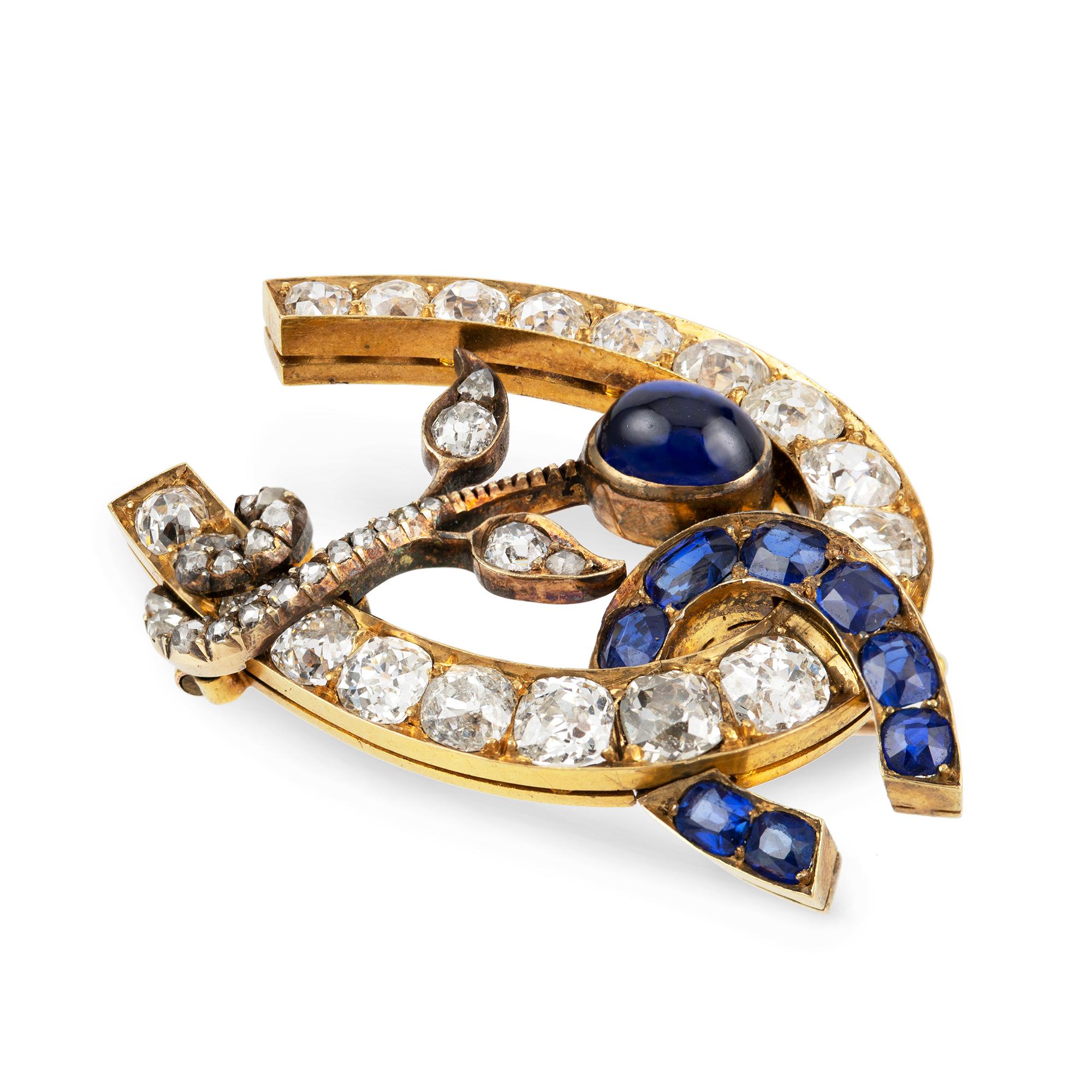Broche ruso del siglo XIX con doble herradura de diamantes y zafiros, formado por dos herraduras entrelazadas, una con ocho zafiros incrustados y la otra con dieciocho diamantes talla antigua, esta última con una flor central, hojas incrustadas de