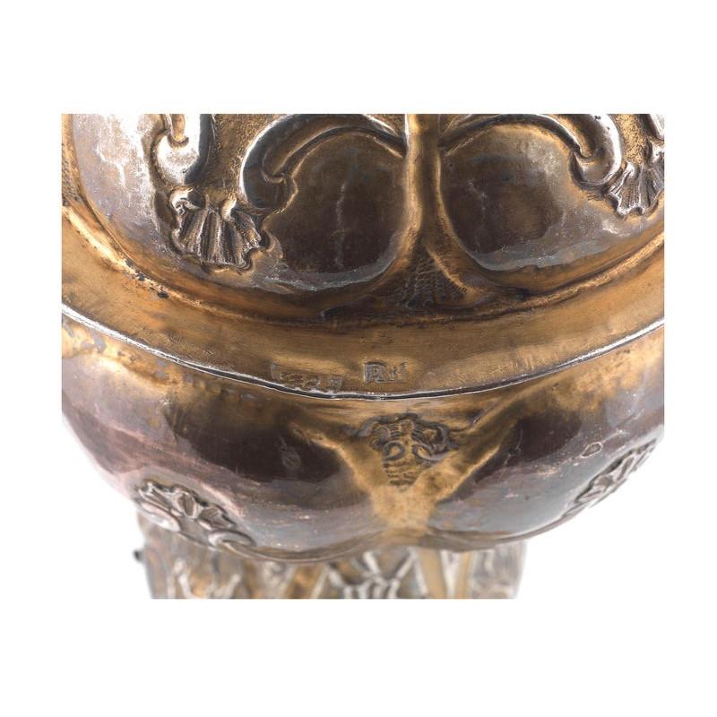 Marques peu claires, apparemment 1748 sur un pied circulaire en dôme se rétrécissant jusqu'à la tige appliquée avec trois consoles à volutes et des calices feuillagés en argent, le bol gaspillé et le couvercle en dôme ciselés avec des lobes et de la