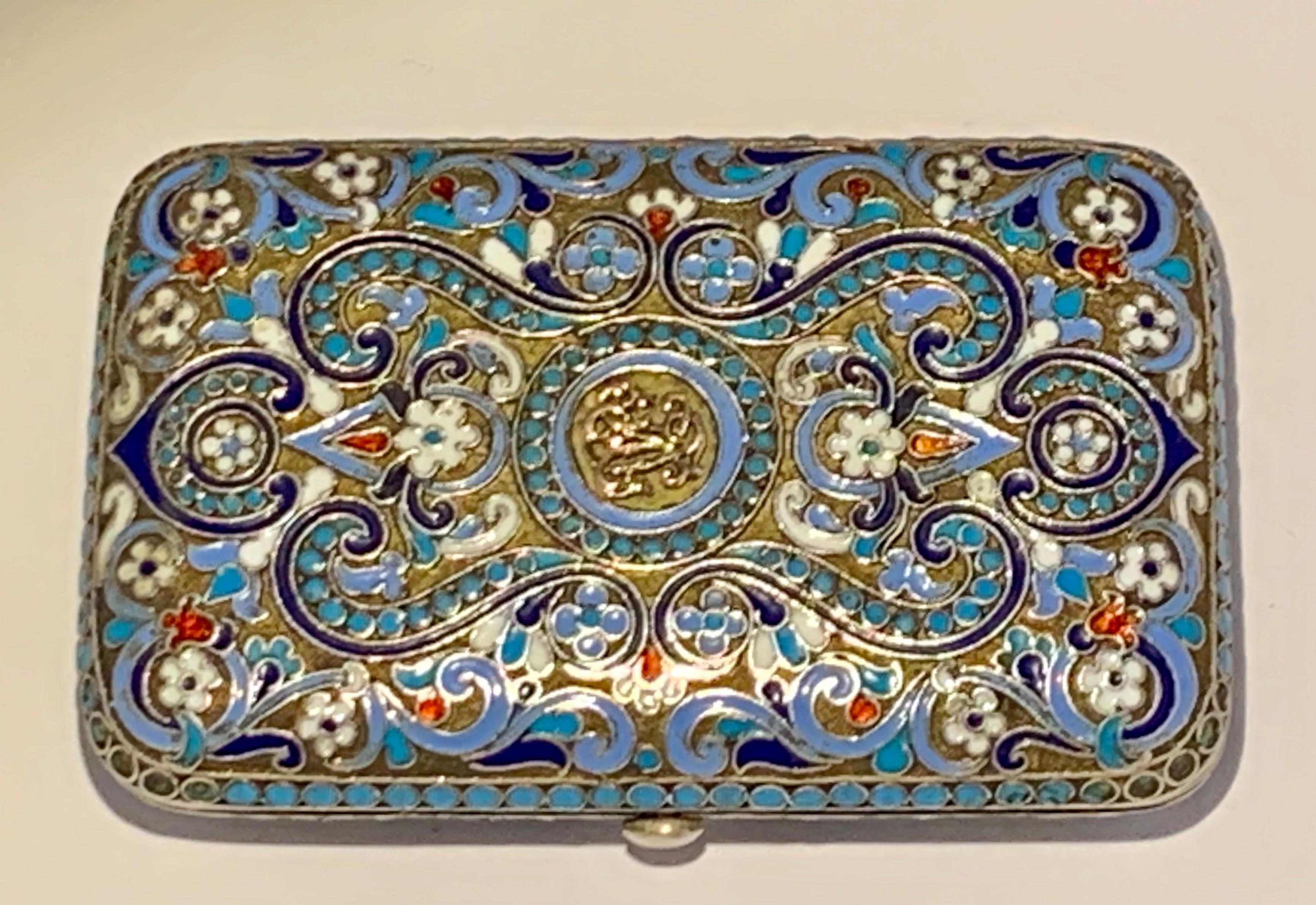 Die Datumsangabe auf dieser Schachtel ist 1894
Prüferzeichen AA (Anatoly A Artsybashev).
Deckel und Seiten mit Blattranken in Rot, Weiß, einer goldenen Initiale oben, lila, apfelgrün und drei Blautönen innerhalb türkisblauer Perlenbordüren,