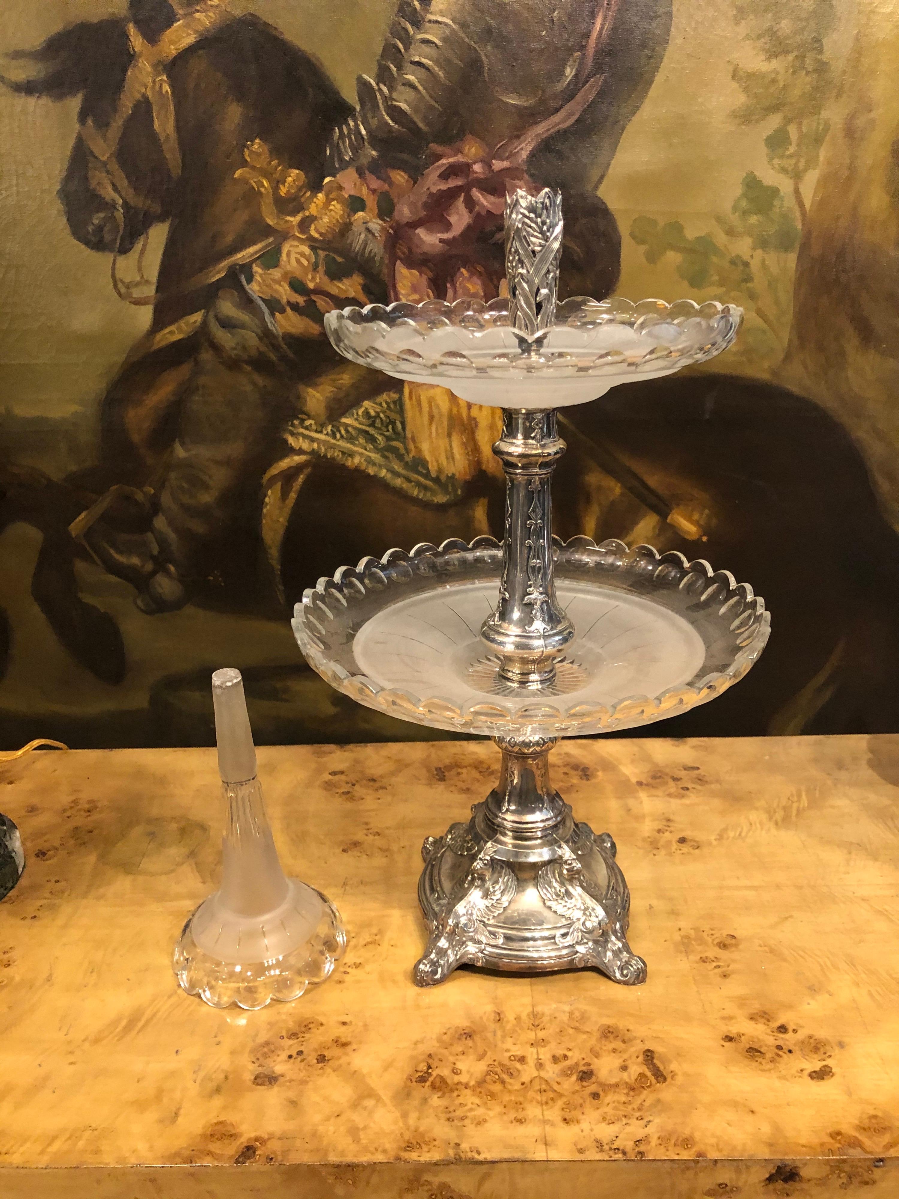 Eine russische versilberte Epergne von Alex Katsch, mit klarem und mattiertem Glas über einem geflügelten Wasserspeier, signiert an der Seite des Sockels. Mit dem Originalglas, alles in ausgezeichnetem Zustand.