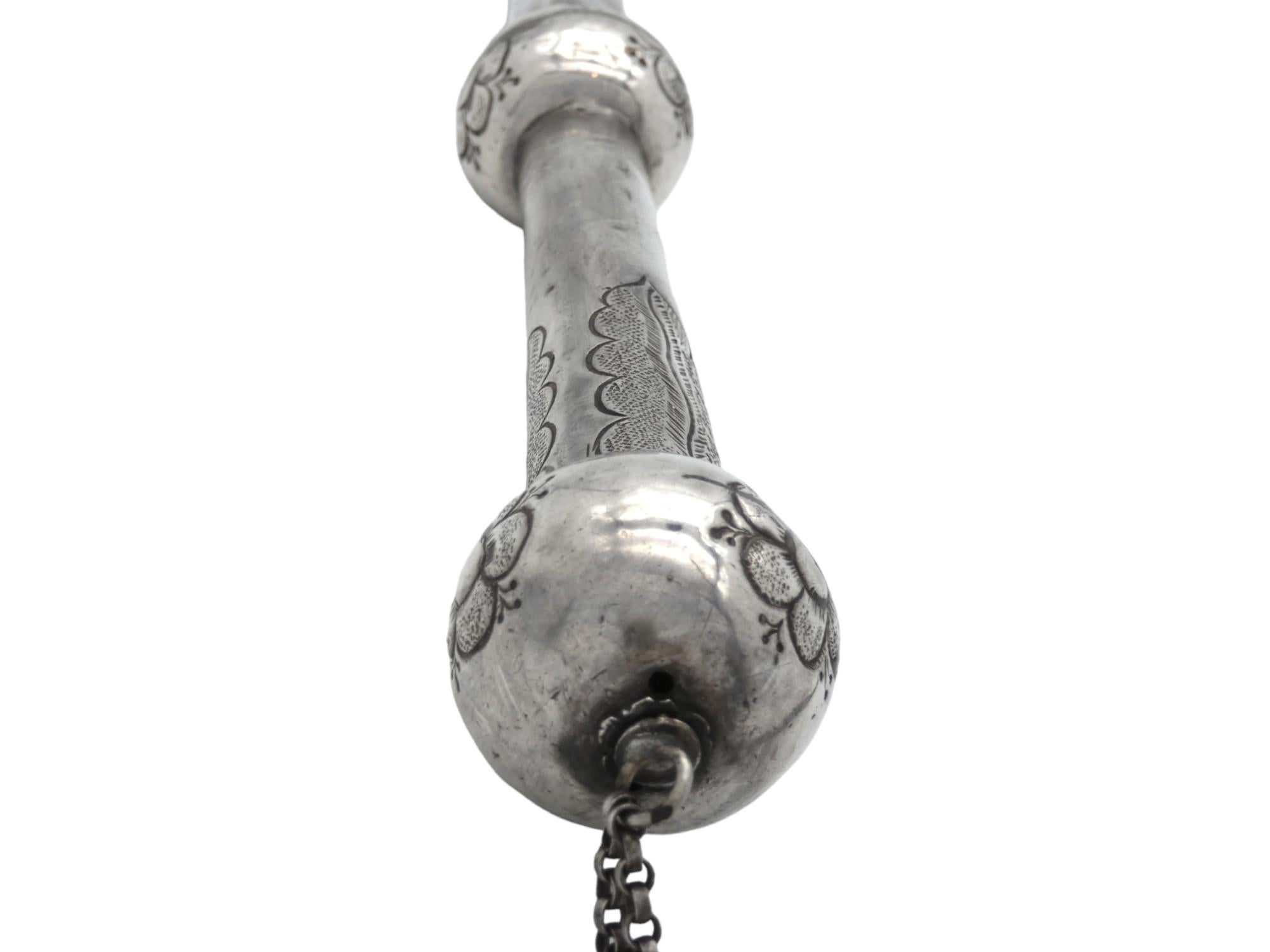 Un valoroso puntatore Torah russo in argento, realizzato alla fine del XIX secolo.

Alla fine del XIX secolo c'era una grande presenza di ebrei russi che vivevano in Russia o che emigravano in America e molti pezzi di Judaica provengono da questo