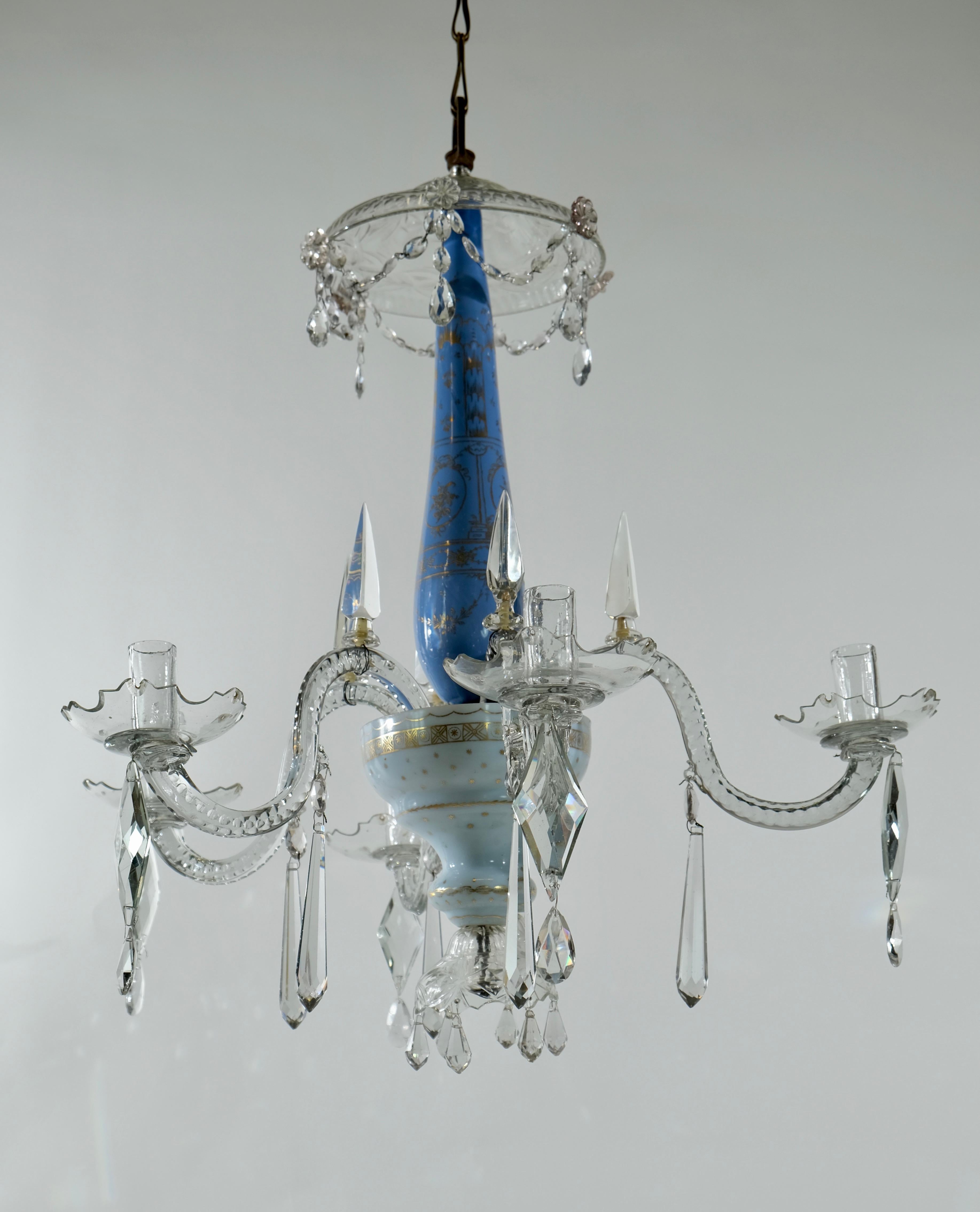 Un rare lustre russe fabriqué à la fin du 18ème siècle. L'urne centrale en verre soufflé turquoise est peinte de guirlandes, etc., dans un style typique de Louix XVl. Le bol inférieur en verre blanc est peint en doré avec le même motif. Du bol en