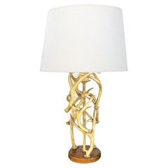 Una lámpara de mesa rústica con forma de cornamenta