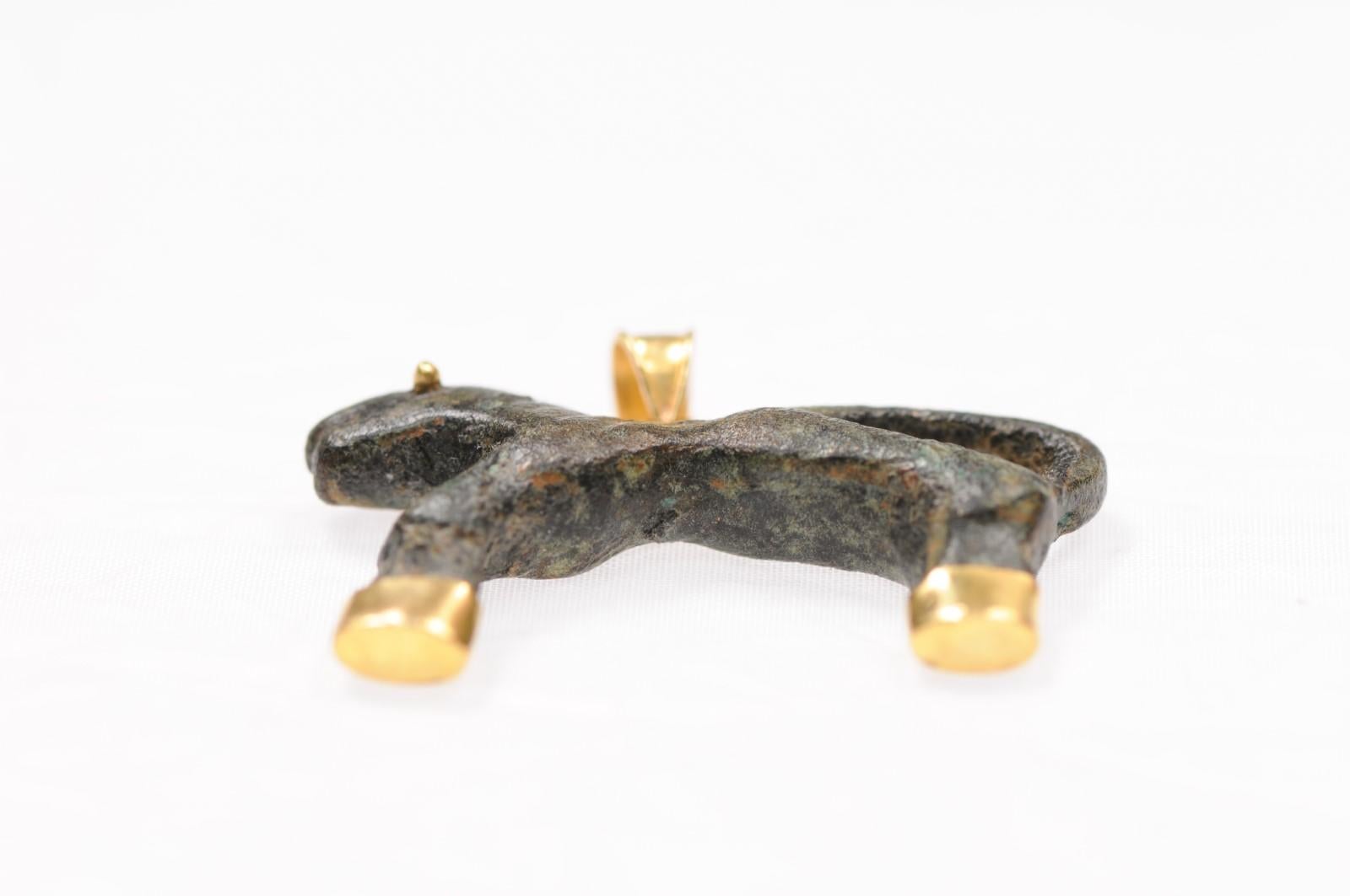 Charm in bronzo rustico con animali dell'Antica Roma e accenti in oro 21 carati (solo charm) in vendita 5